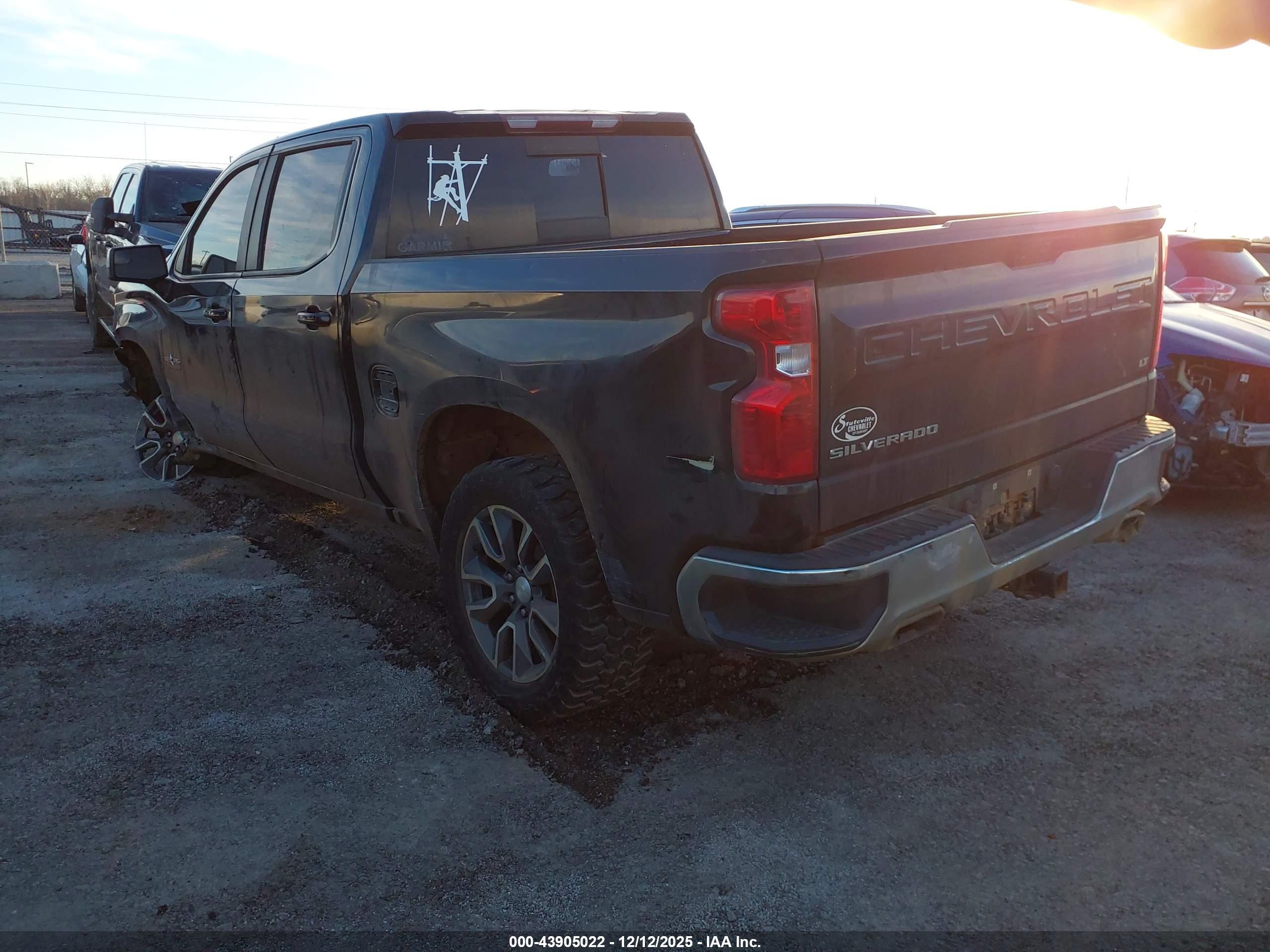 CHEVROLET SILVERADO image 3
