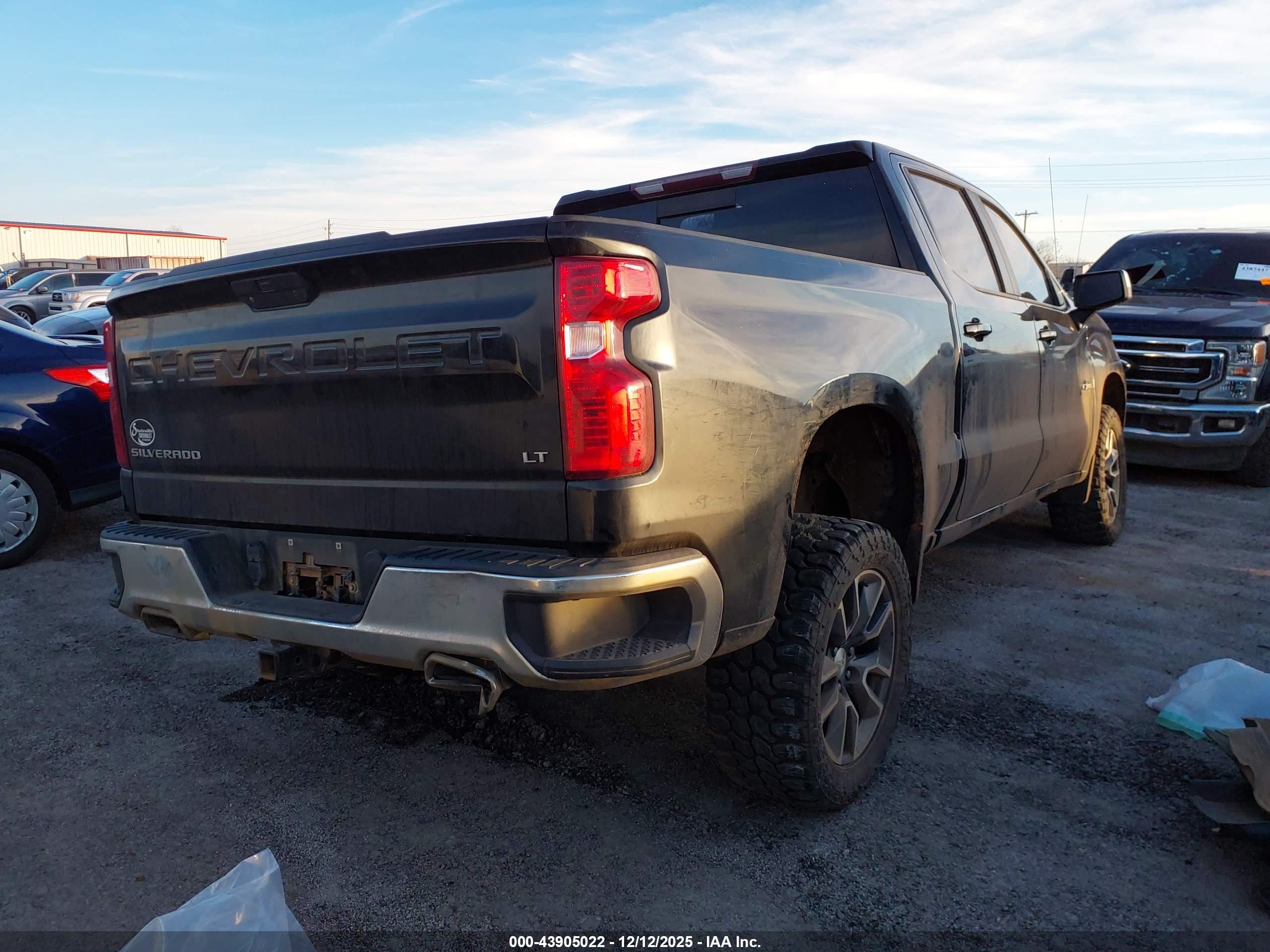CHEVROLET SILVERADO image 4