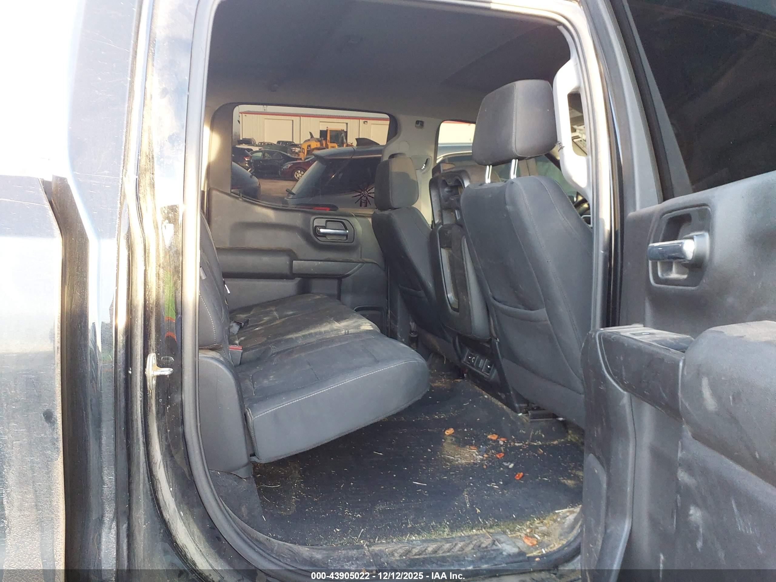 CHEVROLET SILVERADO image 8