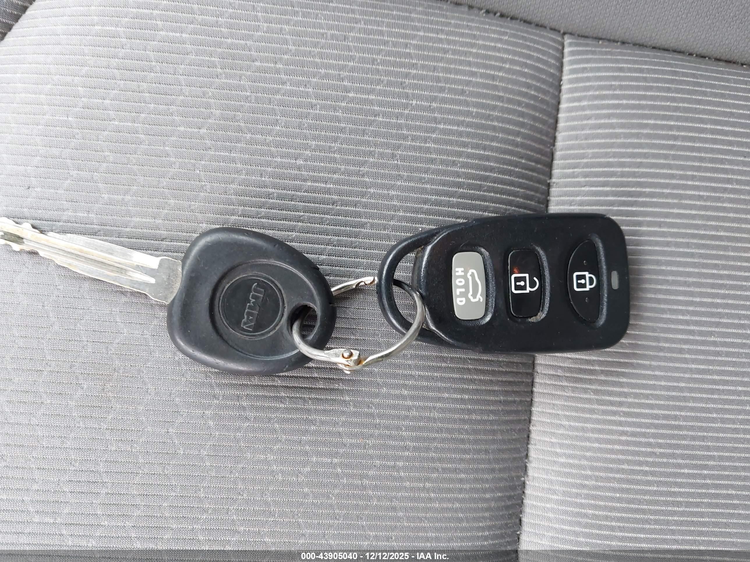 HYUNDAI ELANTRA image 11