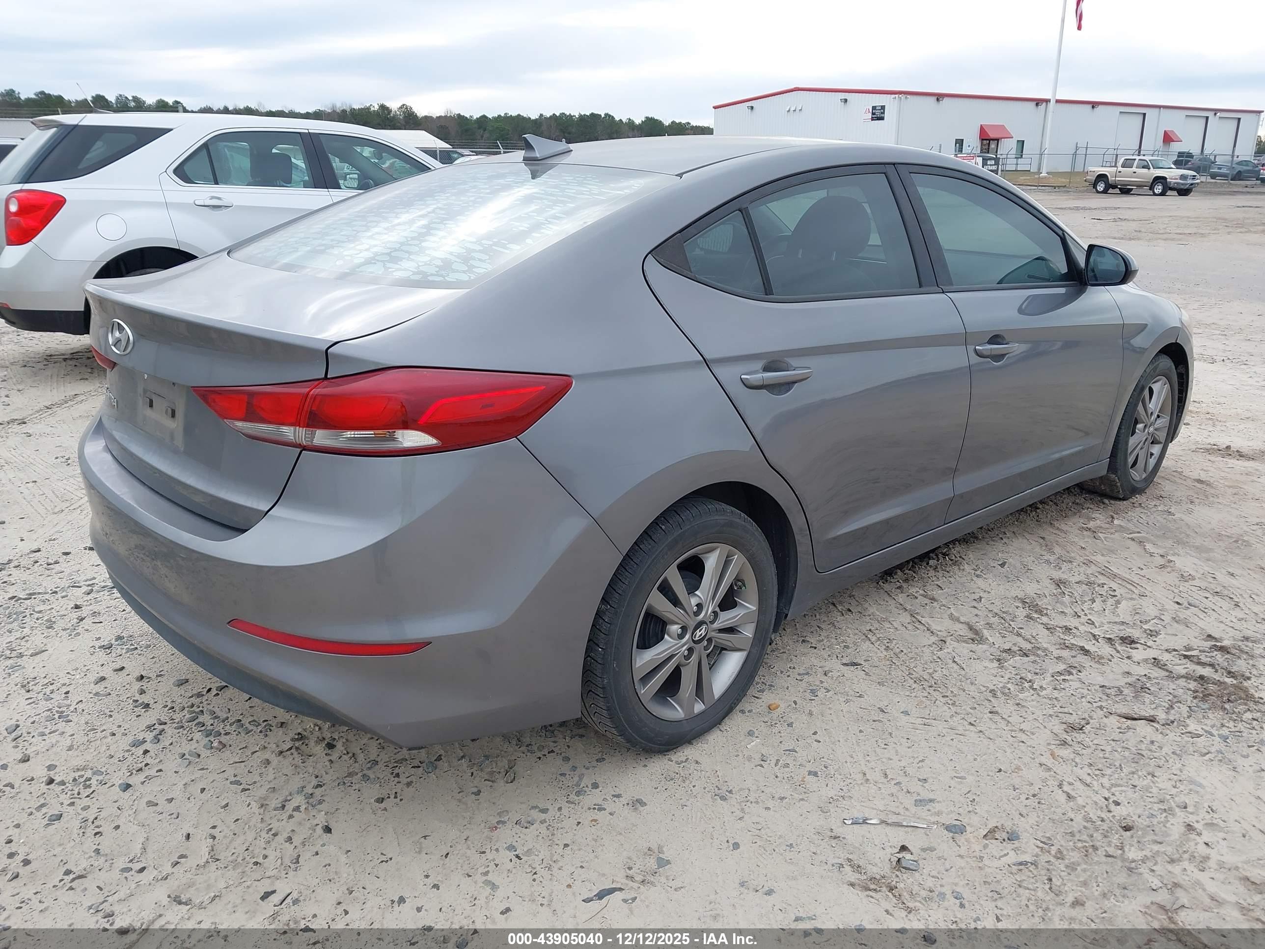HYUNDAI ELANTRA image 4