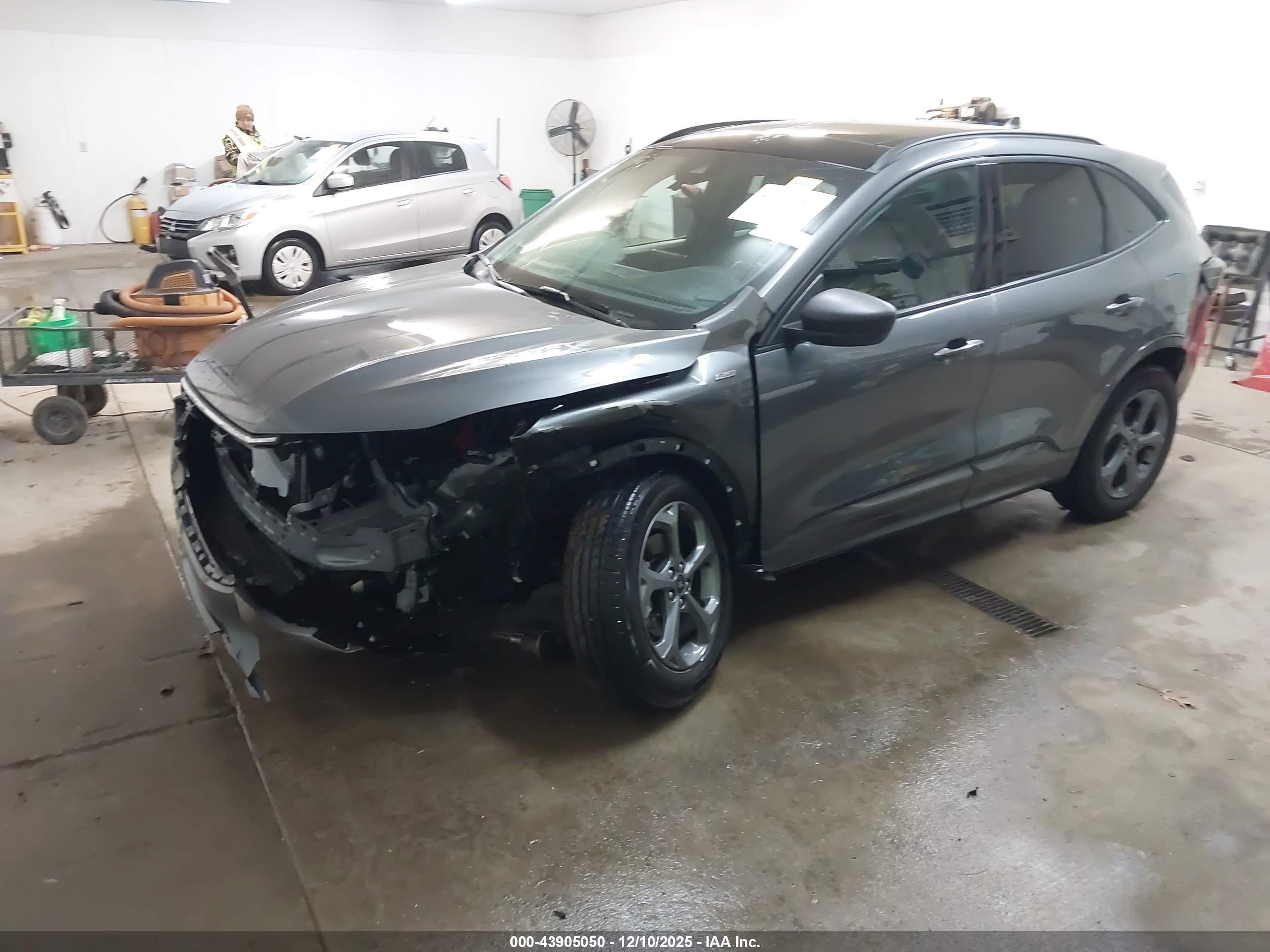 FORD ESCAPE image 2