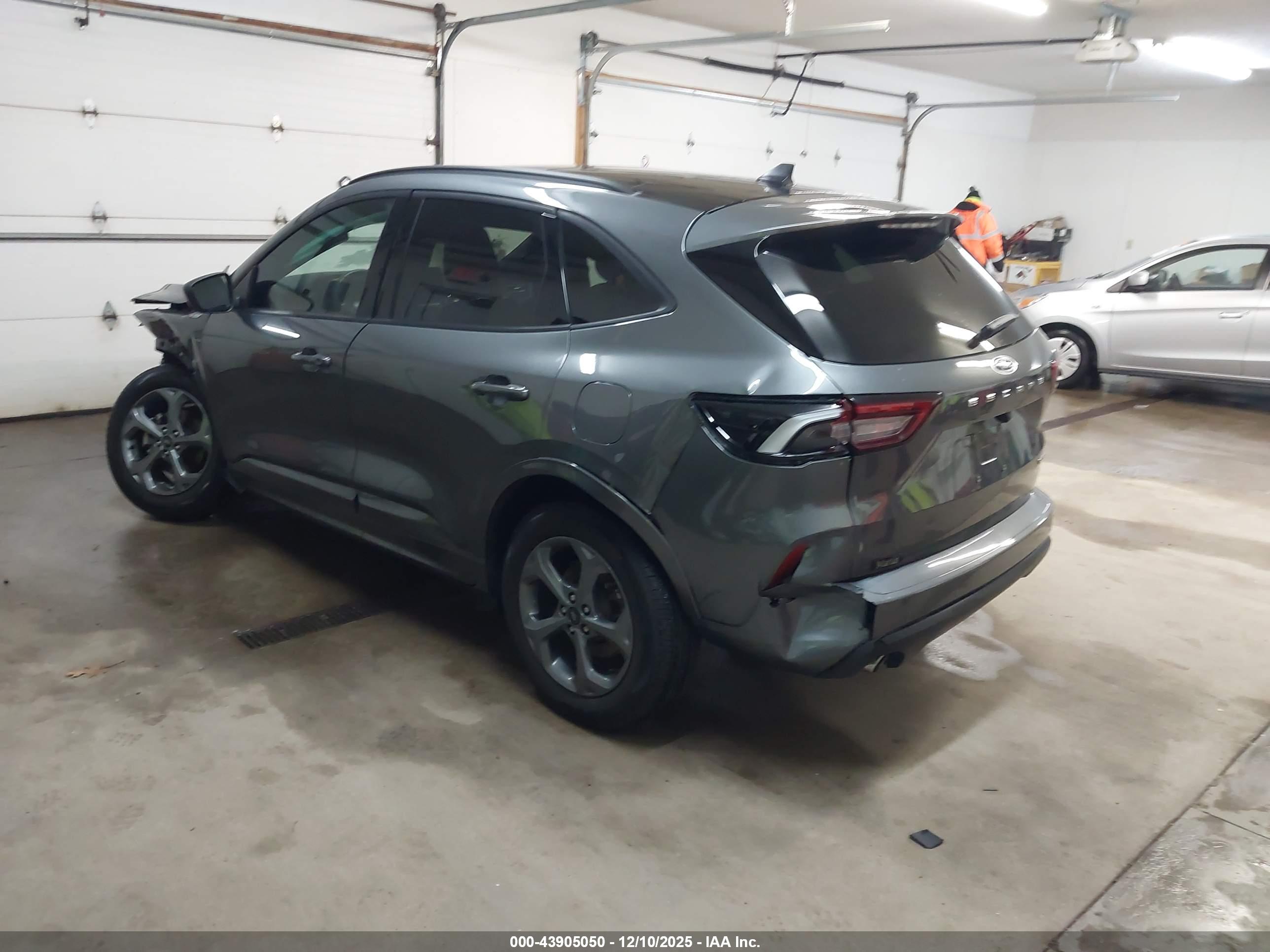 FORD ESCAPE image 3