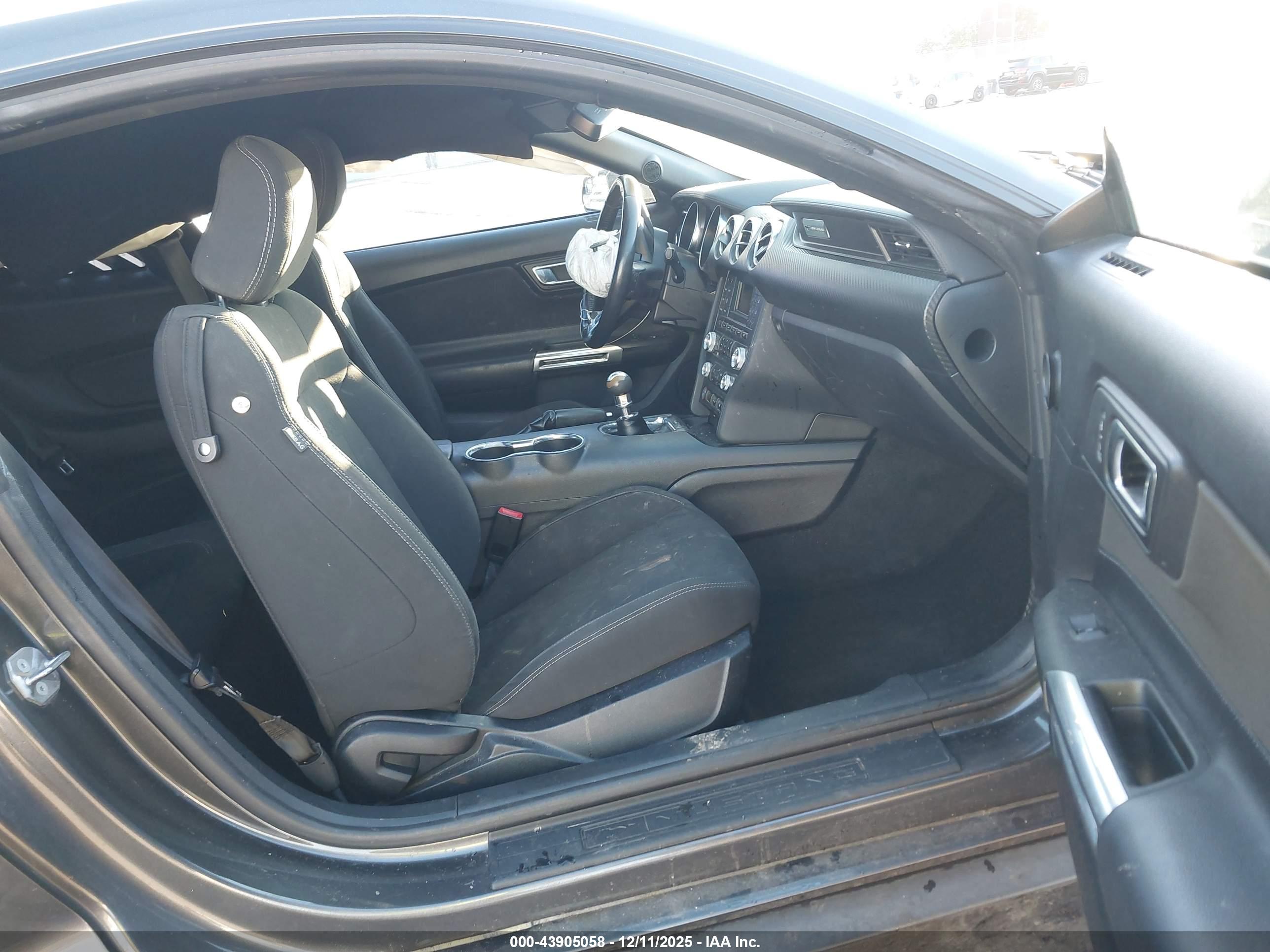 FORD MUSTANG image 5