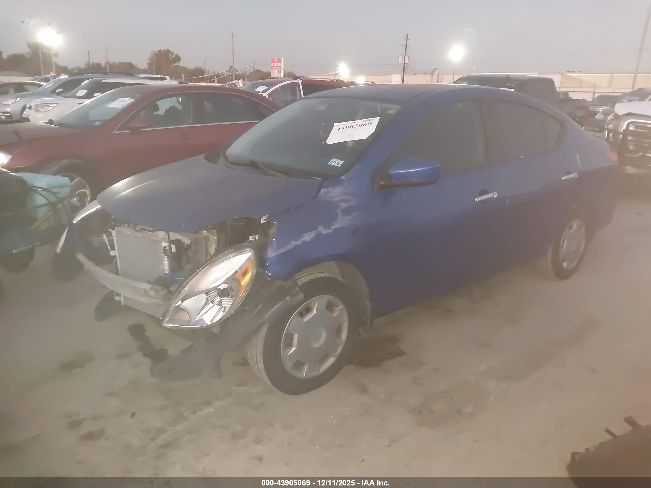 NISSAN VERSA image 2