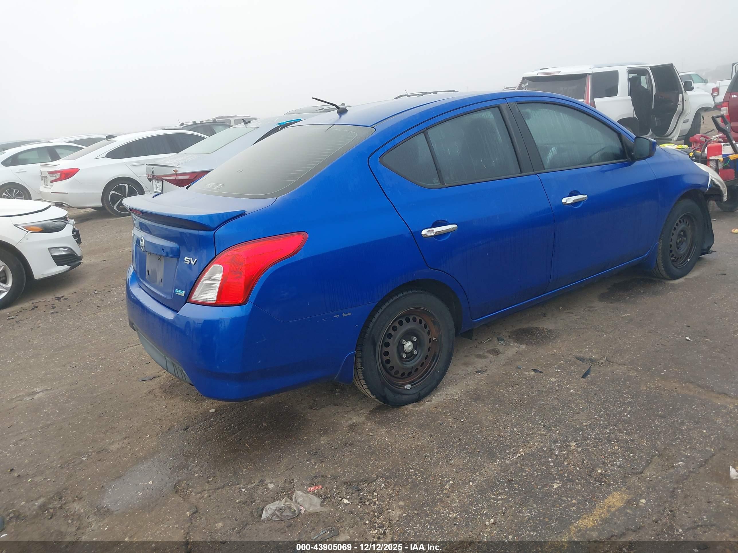 NISSAN VERSA image 4