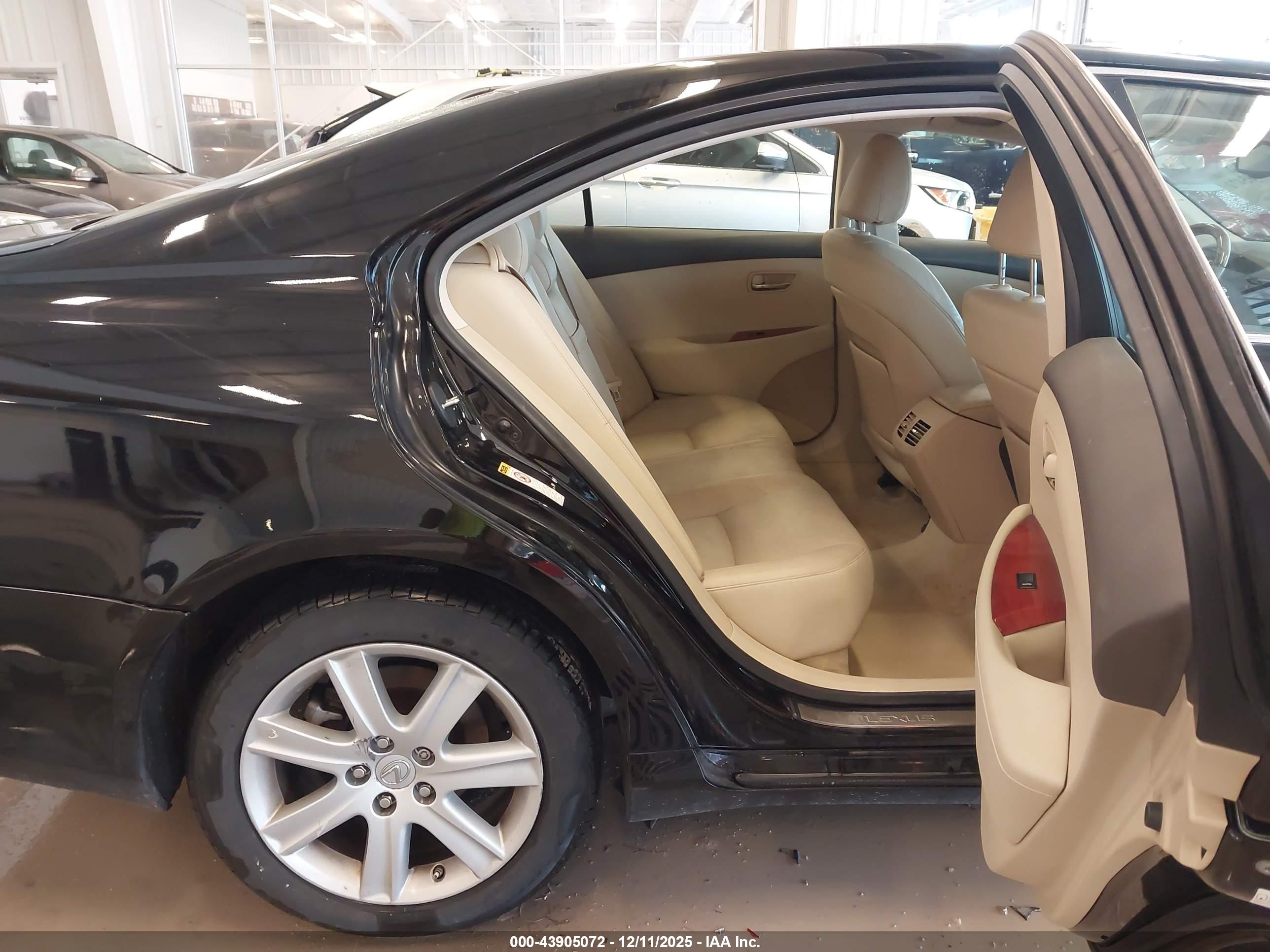 LEXUS ES image 8