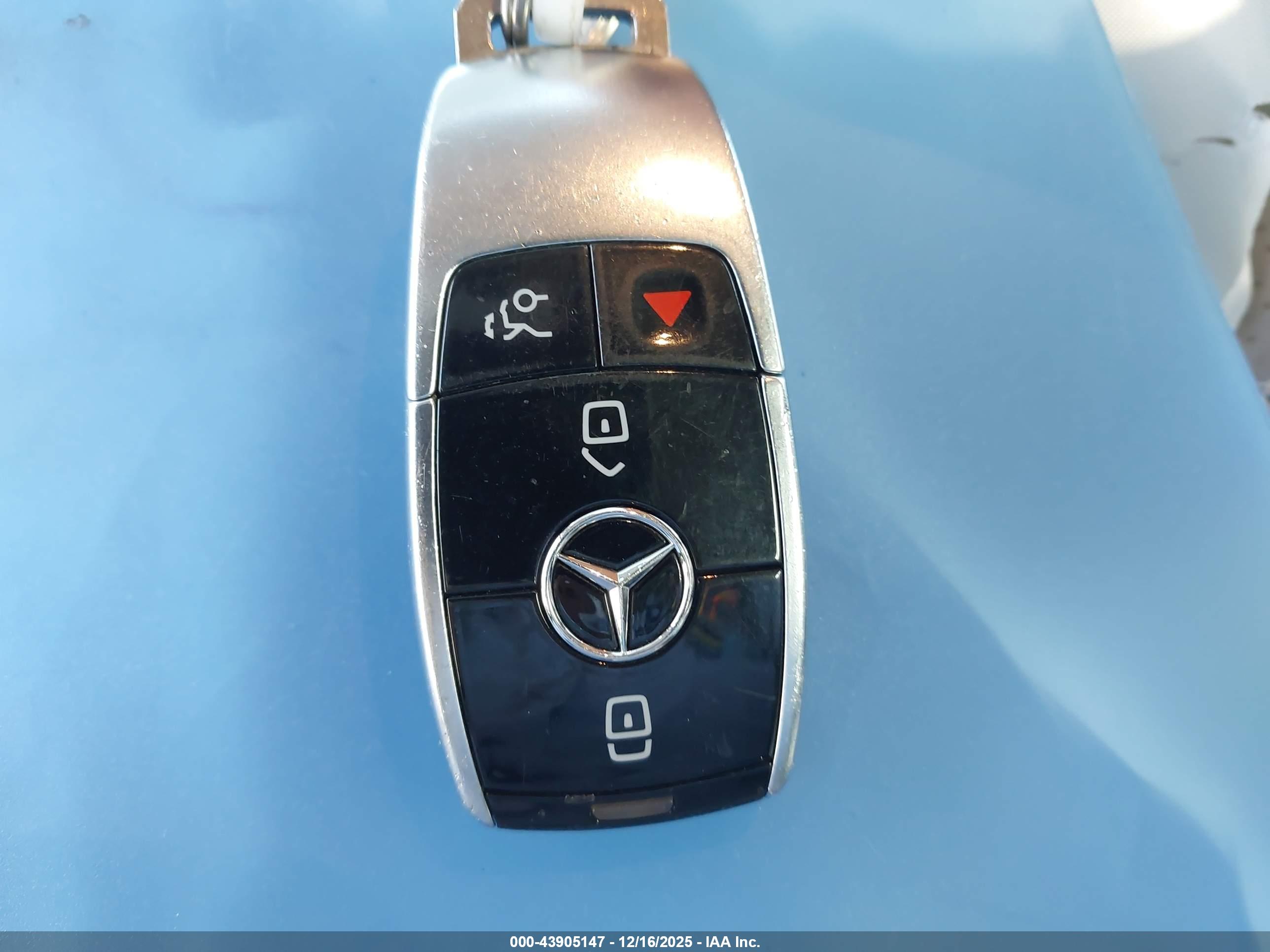 MERCEDES-BENZ E image 11