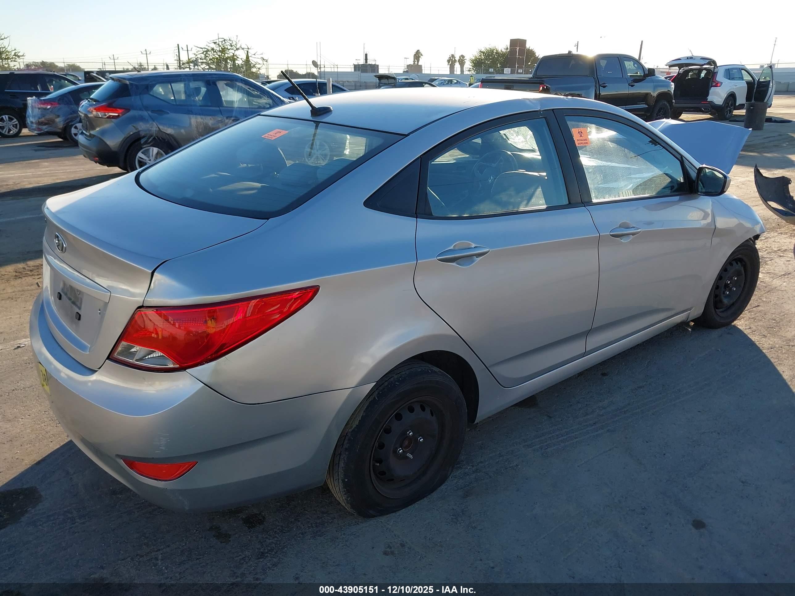 HYUNDAI ACCENT image 4