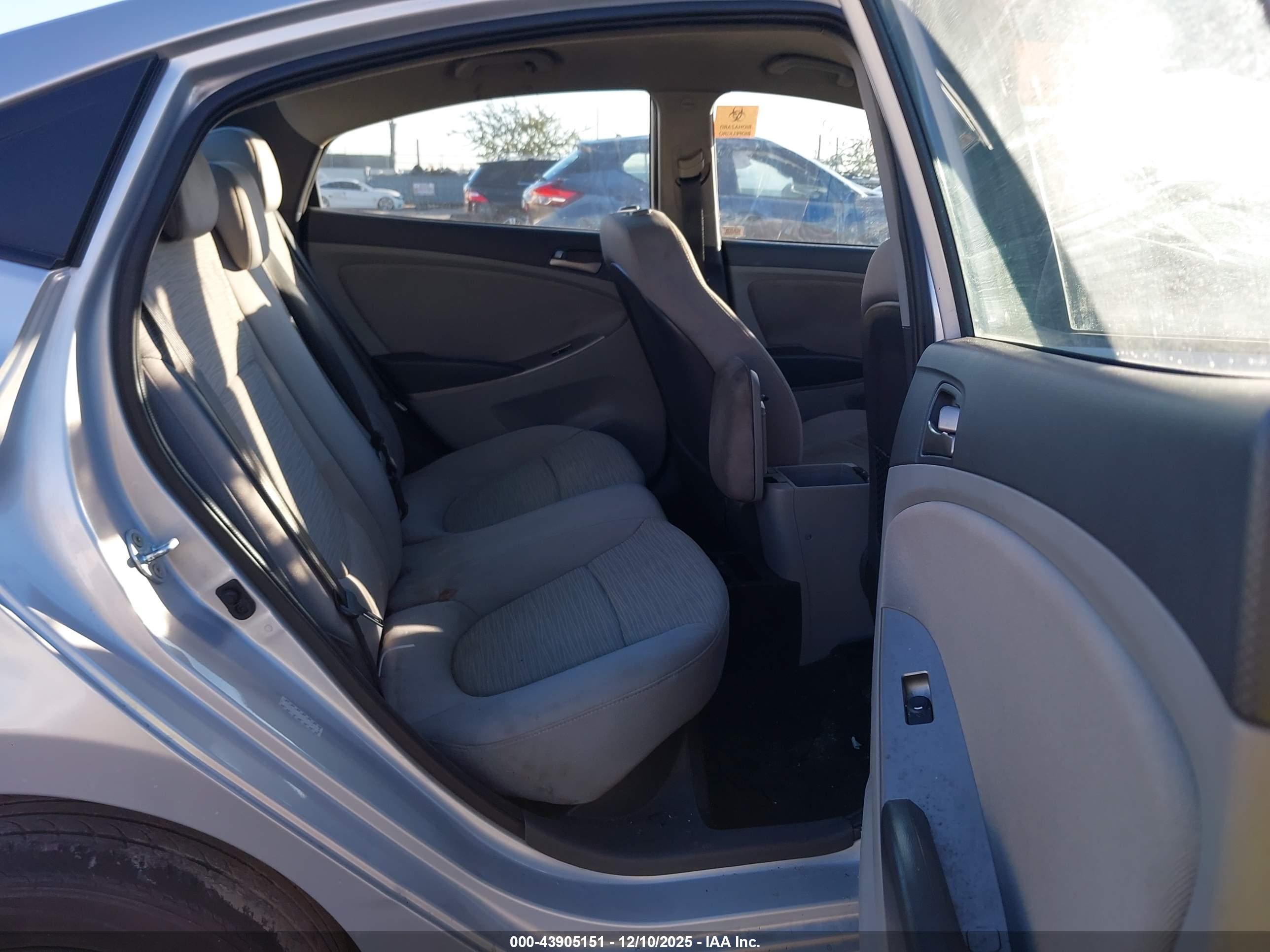 HYUNDAI ACCENT image 8