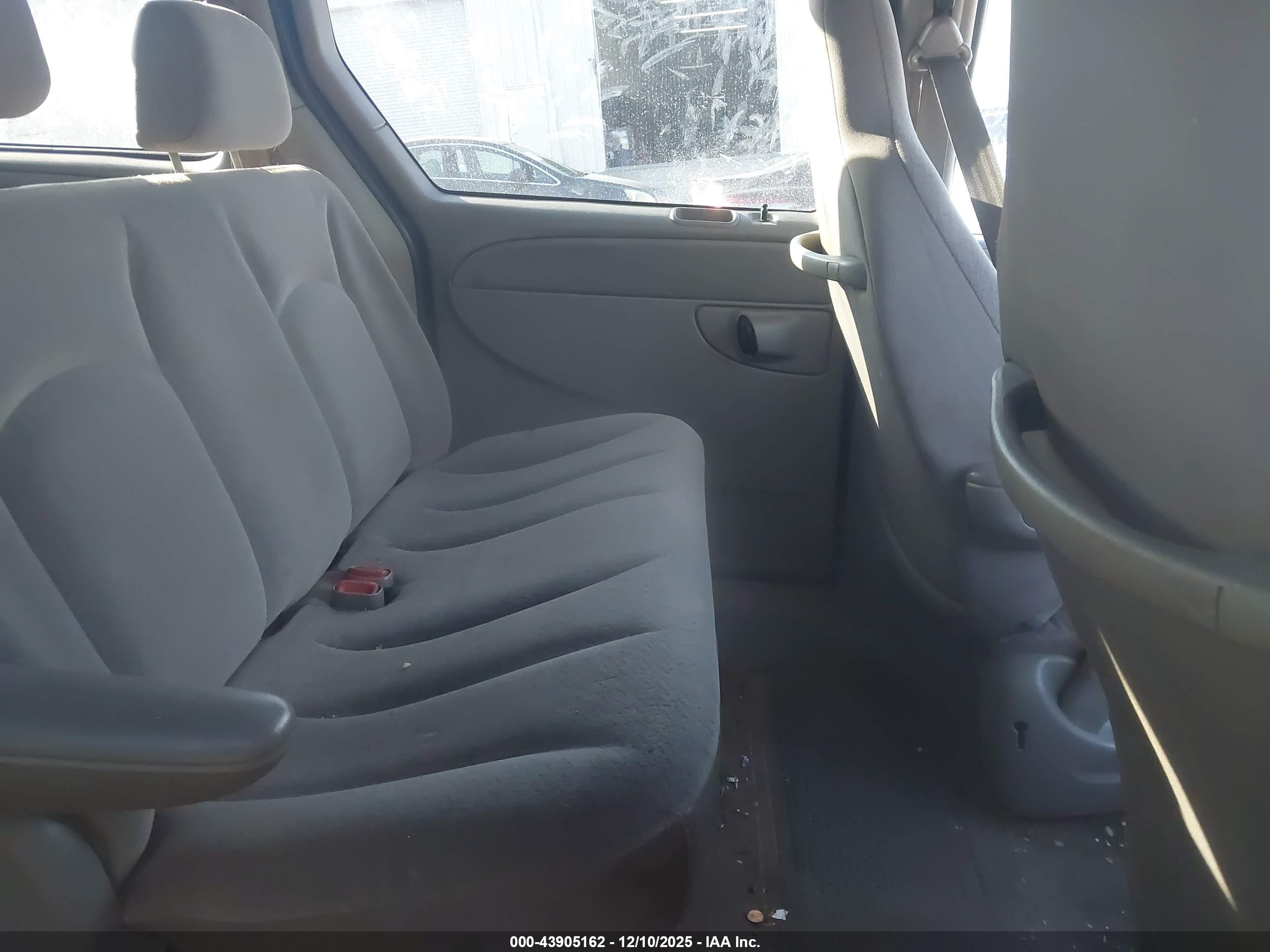 CHRYSLER TOWN image 8