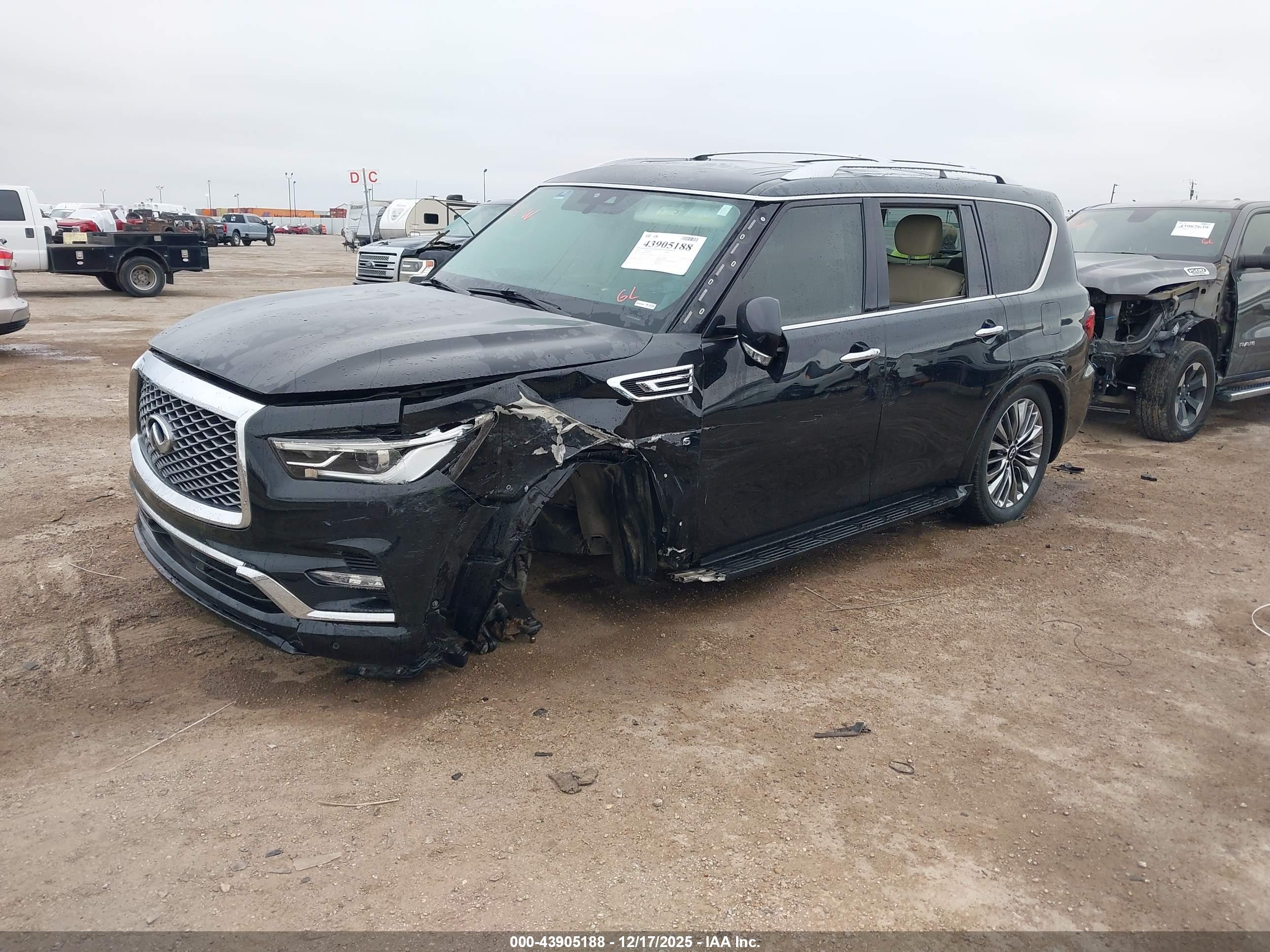 INFINITI QX80 image 2