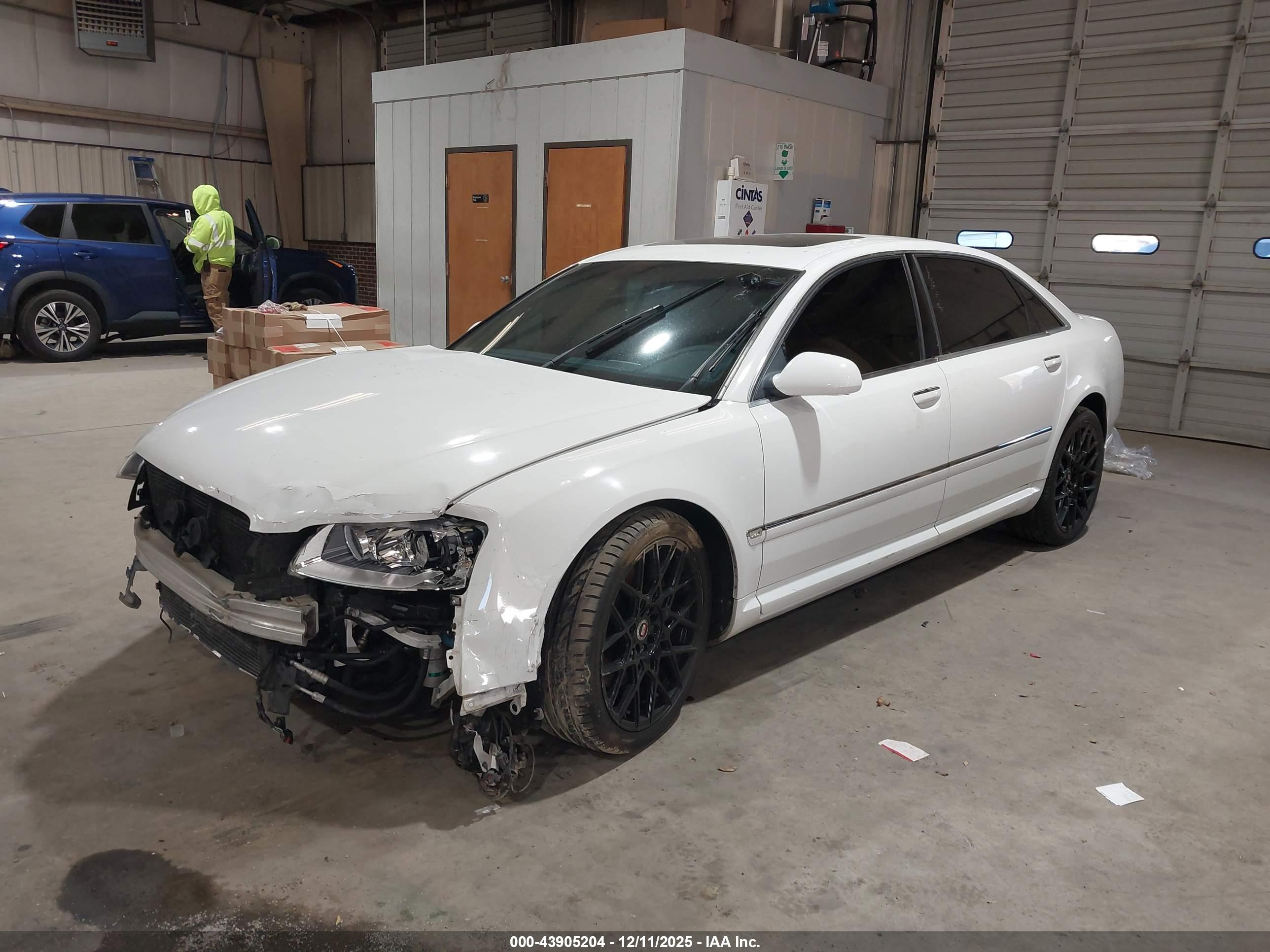 AUDI A8 image 2
