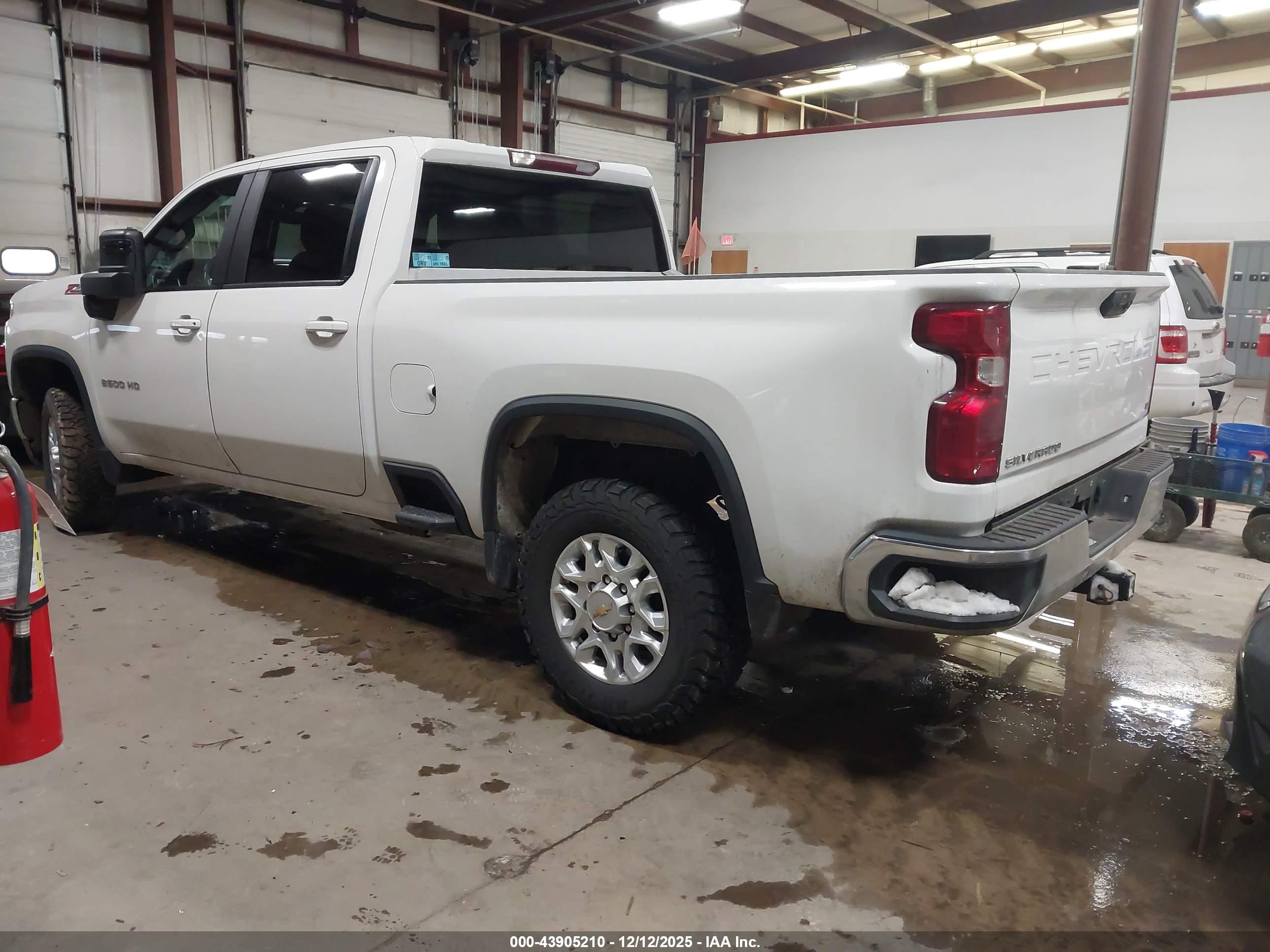 CHEVROLET SILVERADO image 3