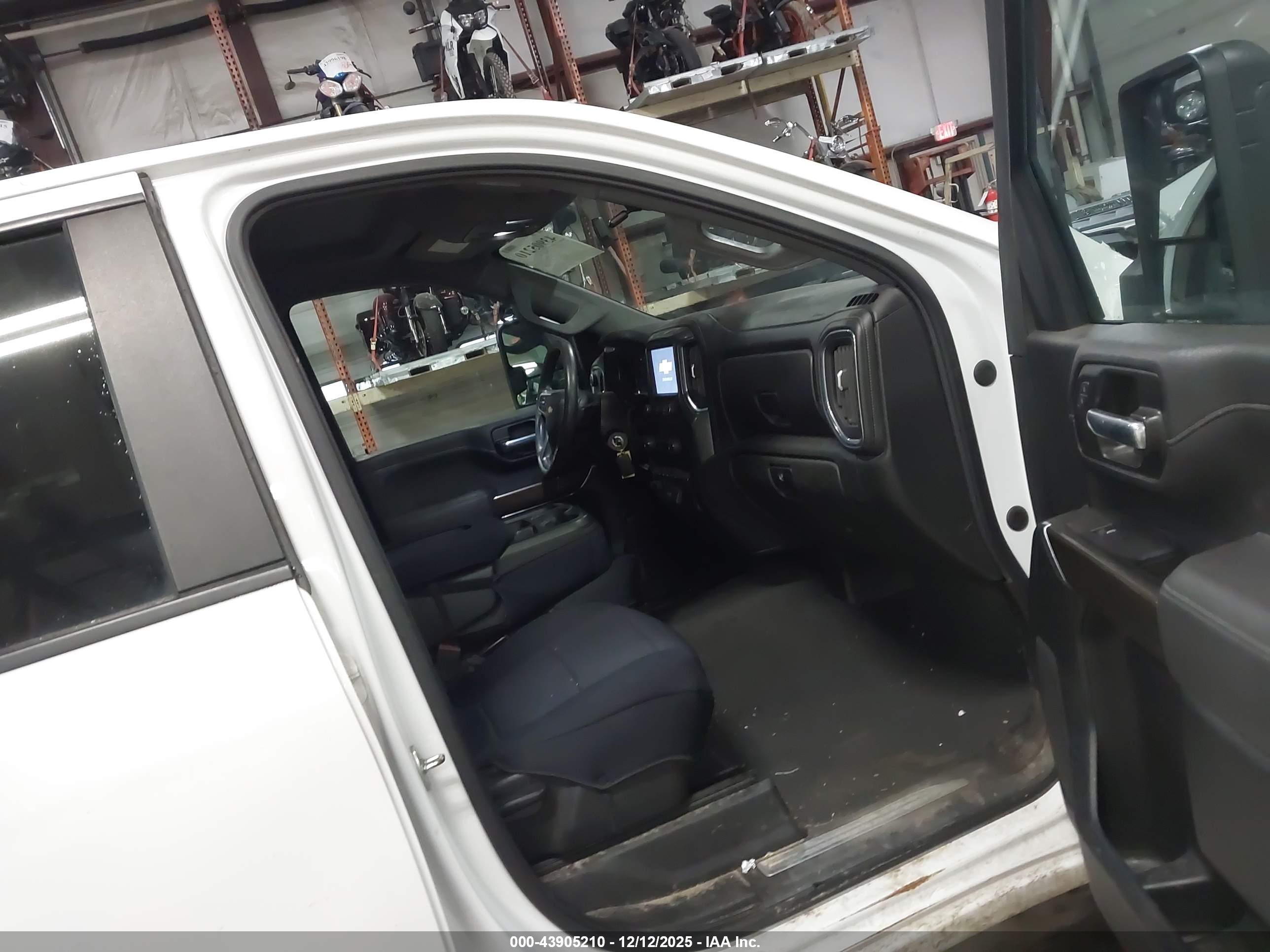 CHEVROLET SILVERADO image 5