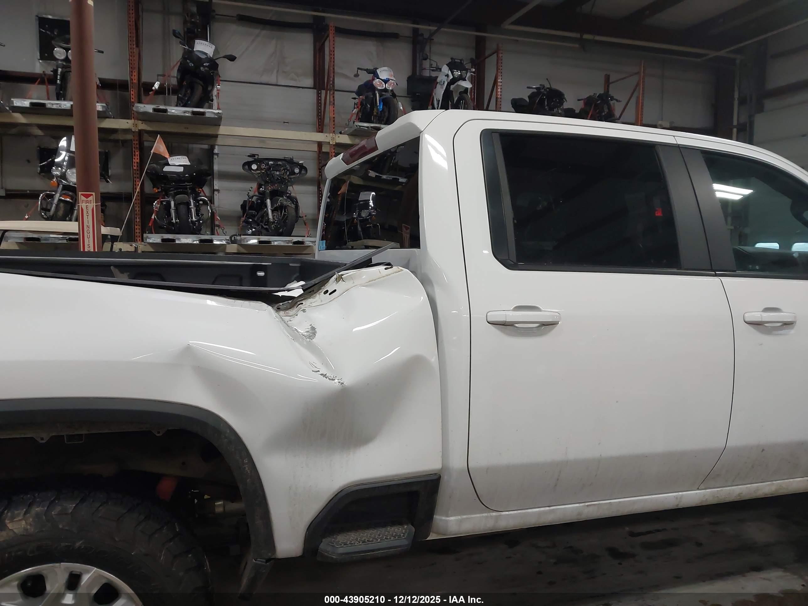 CHEVROLET SILVERADO image 6