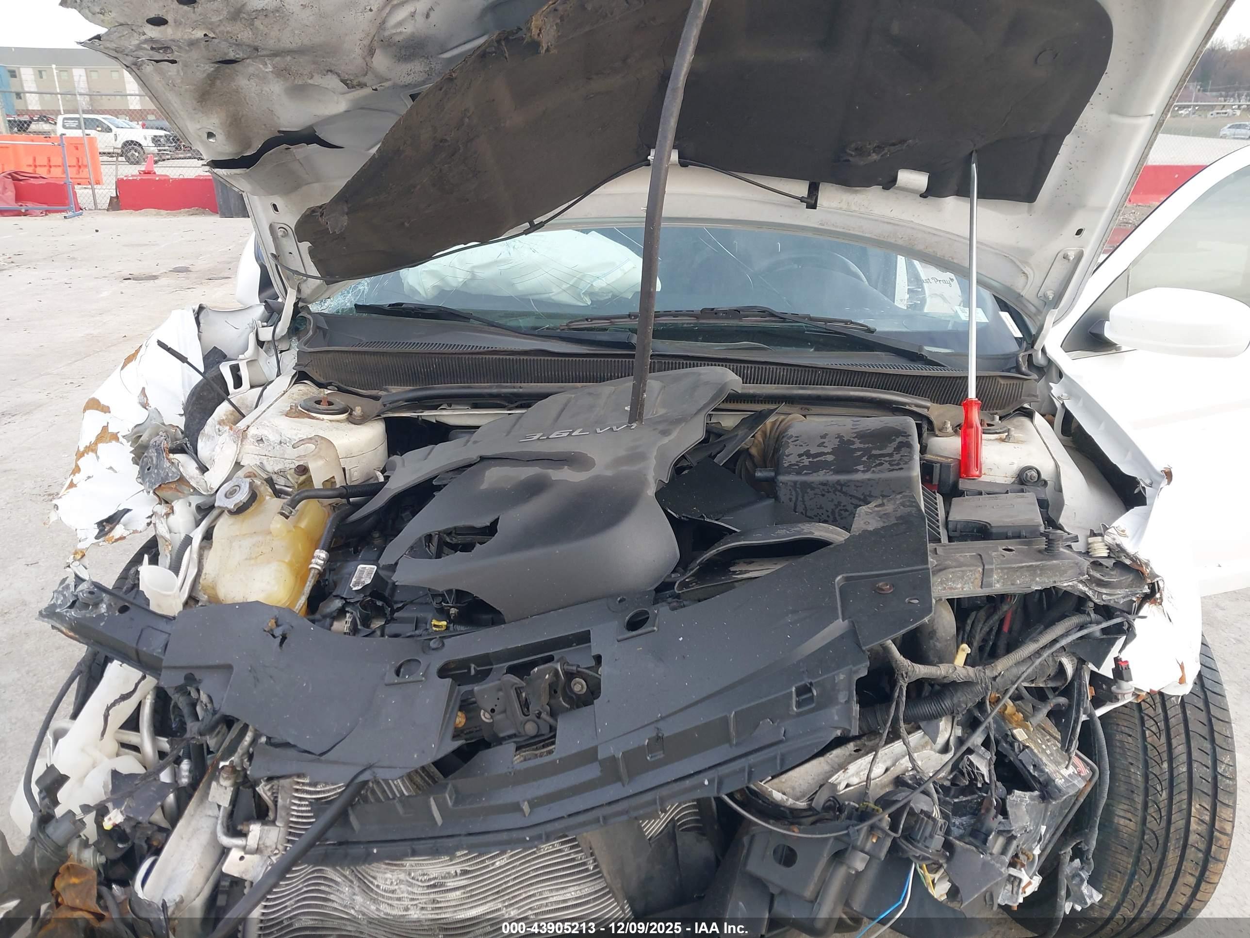 CHRYSLER 200 image 10