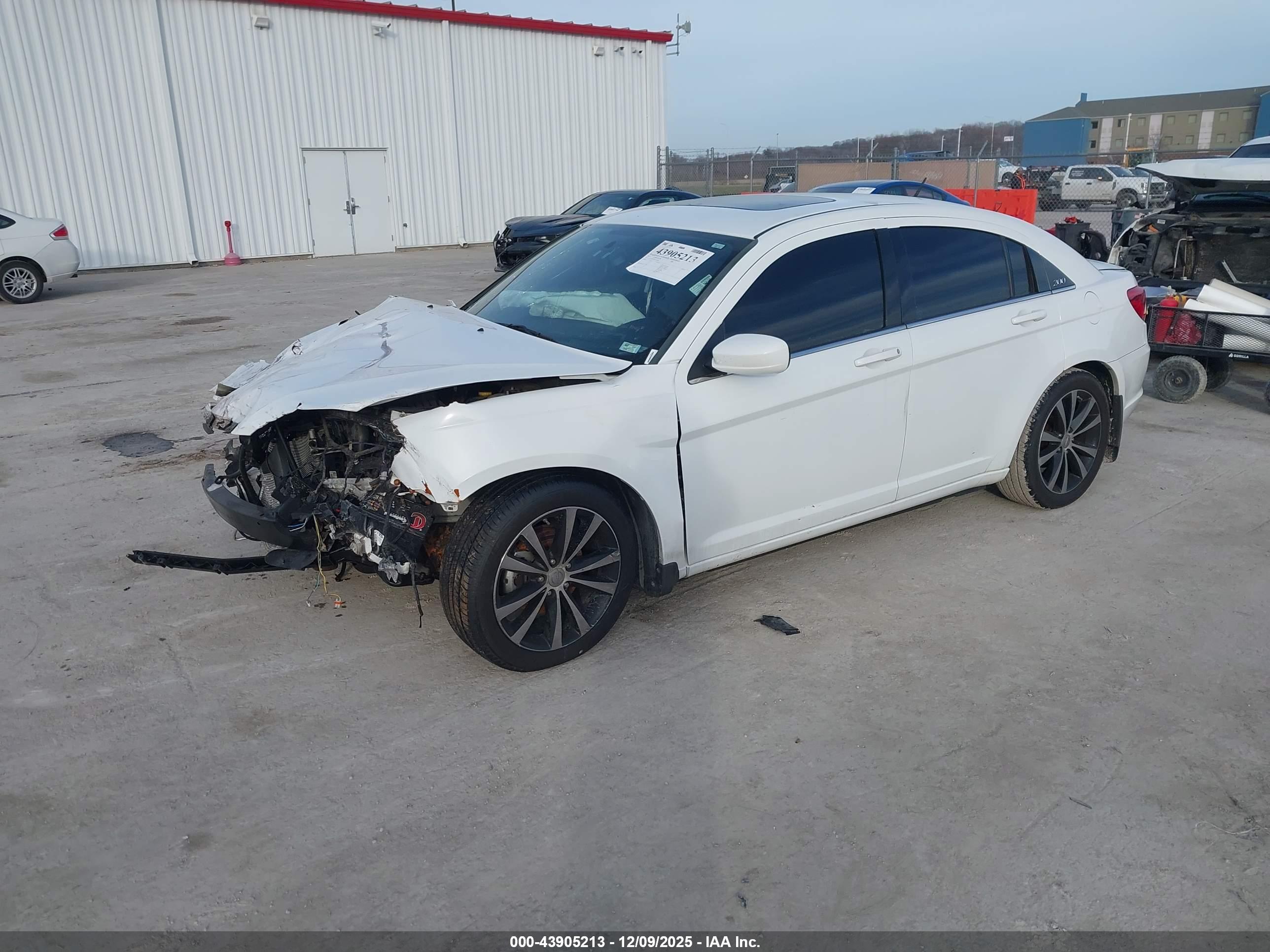 CHRYSLER 200 image 2