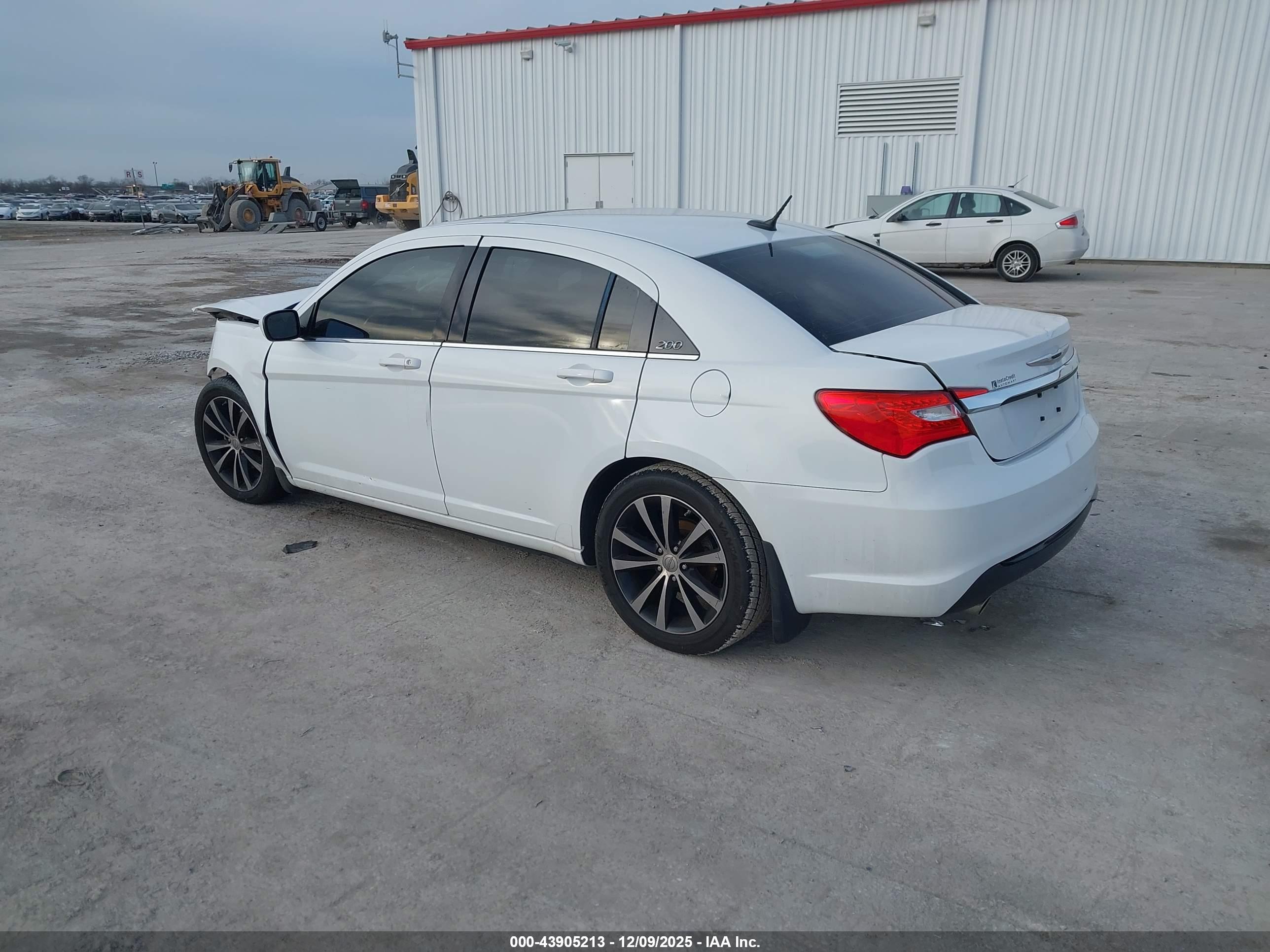 CHRYSLER 200 image 3