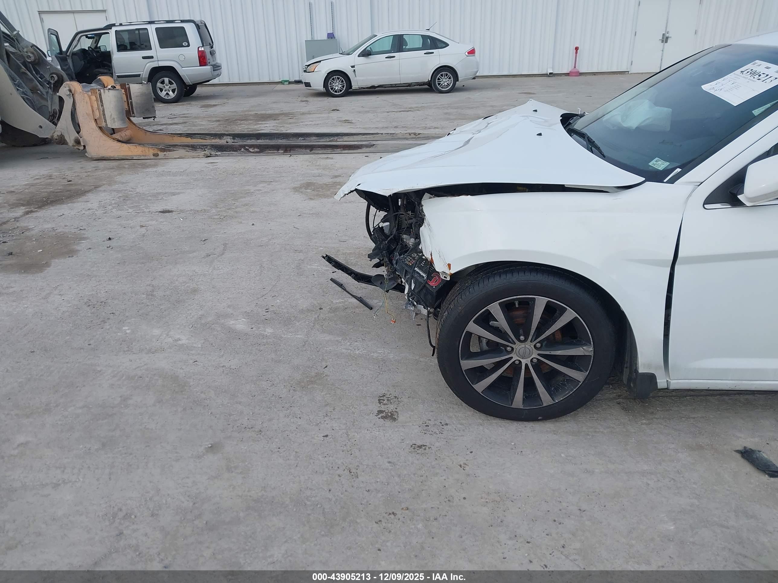 CHRYSLER 200 image 6