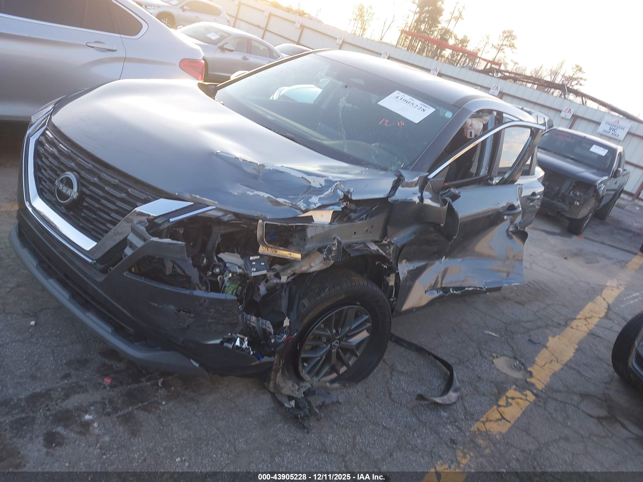NISSAN ROGUE image 2