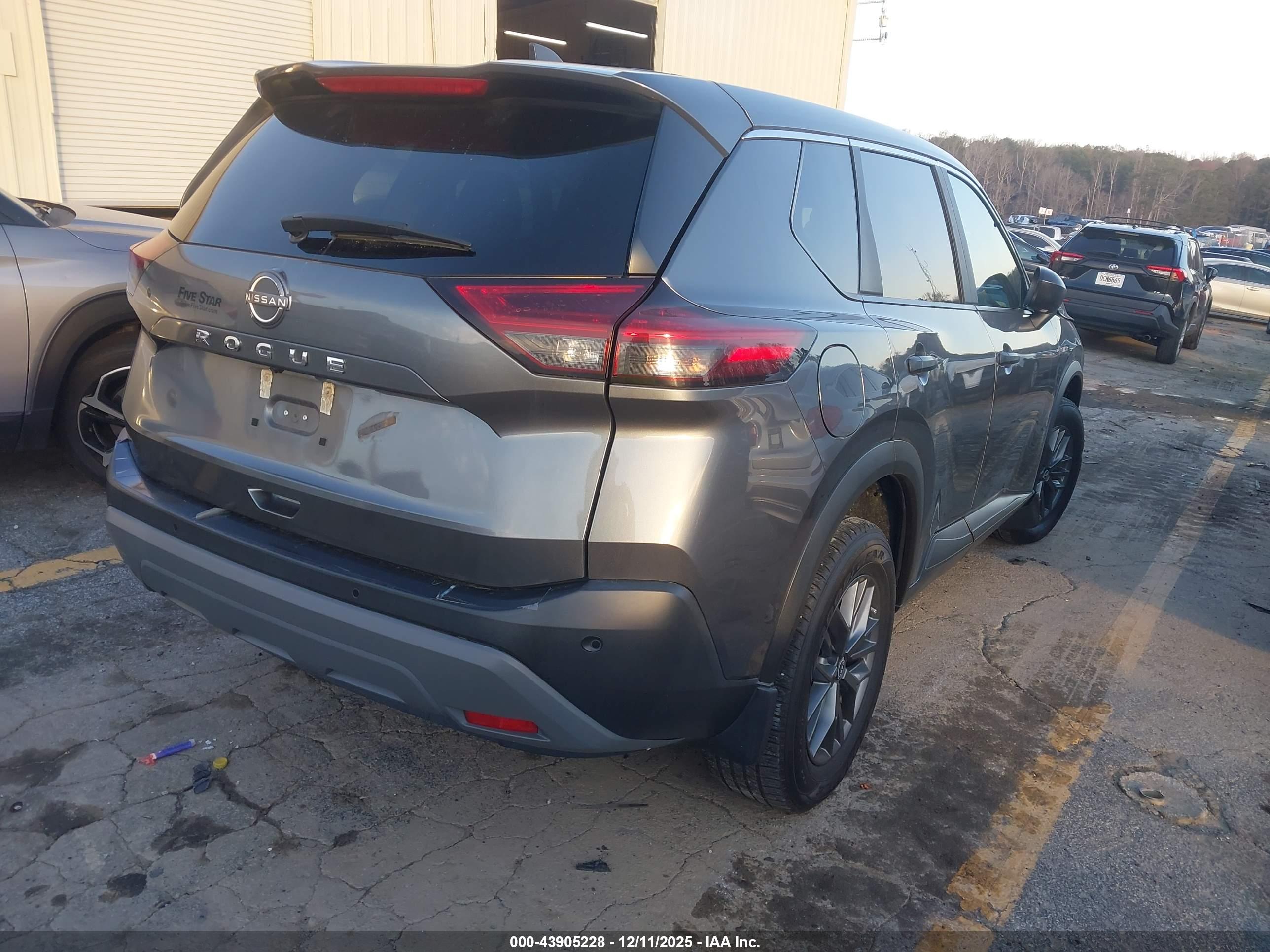 NISSAN ROGUE image 4