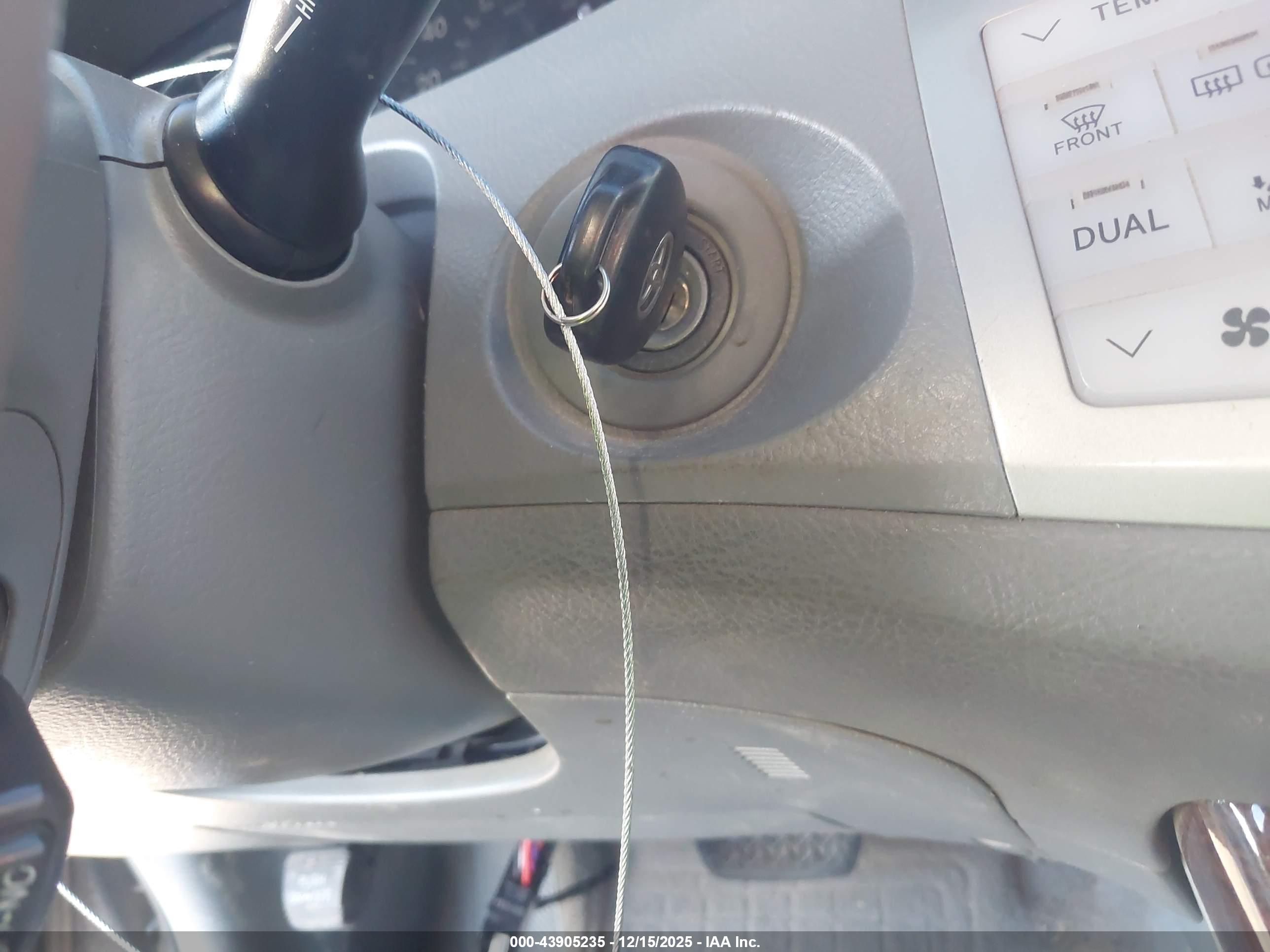TOYOTA AVALON image 11