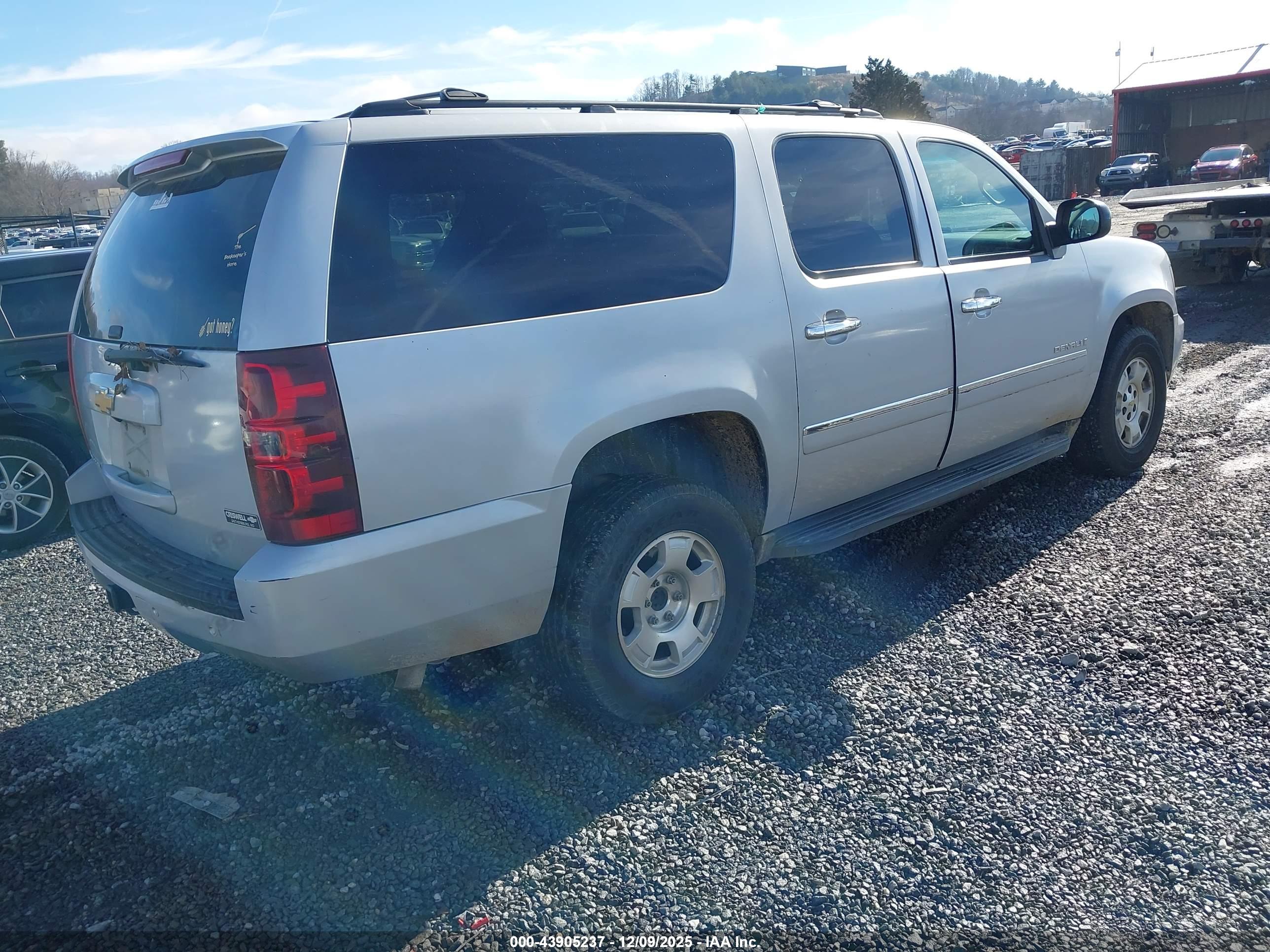CHEVROLET SUBURBAN image 4