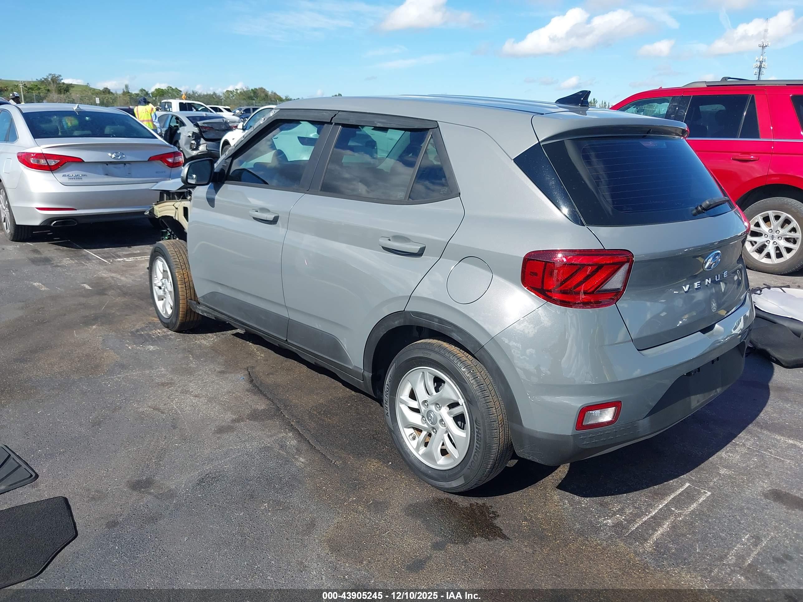 HYUNDAI VENUE image 3