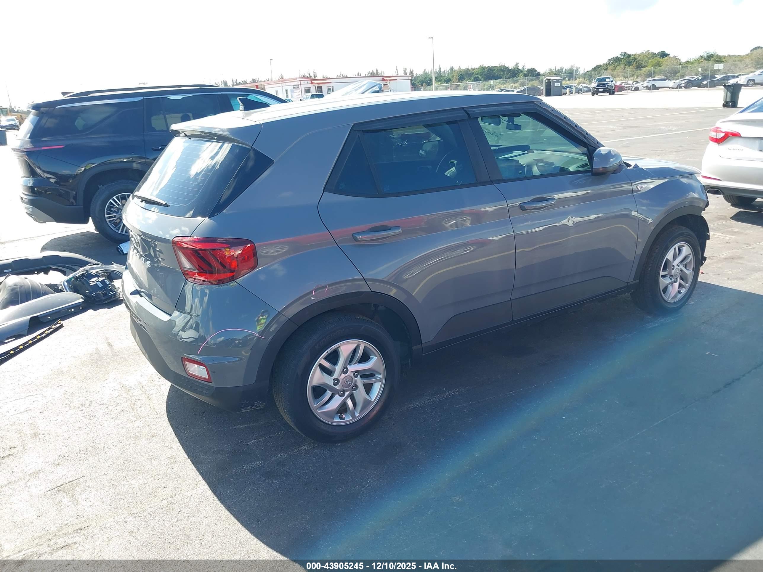 HYUNDAI VENUE image 4