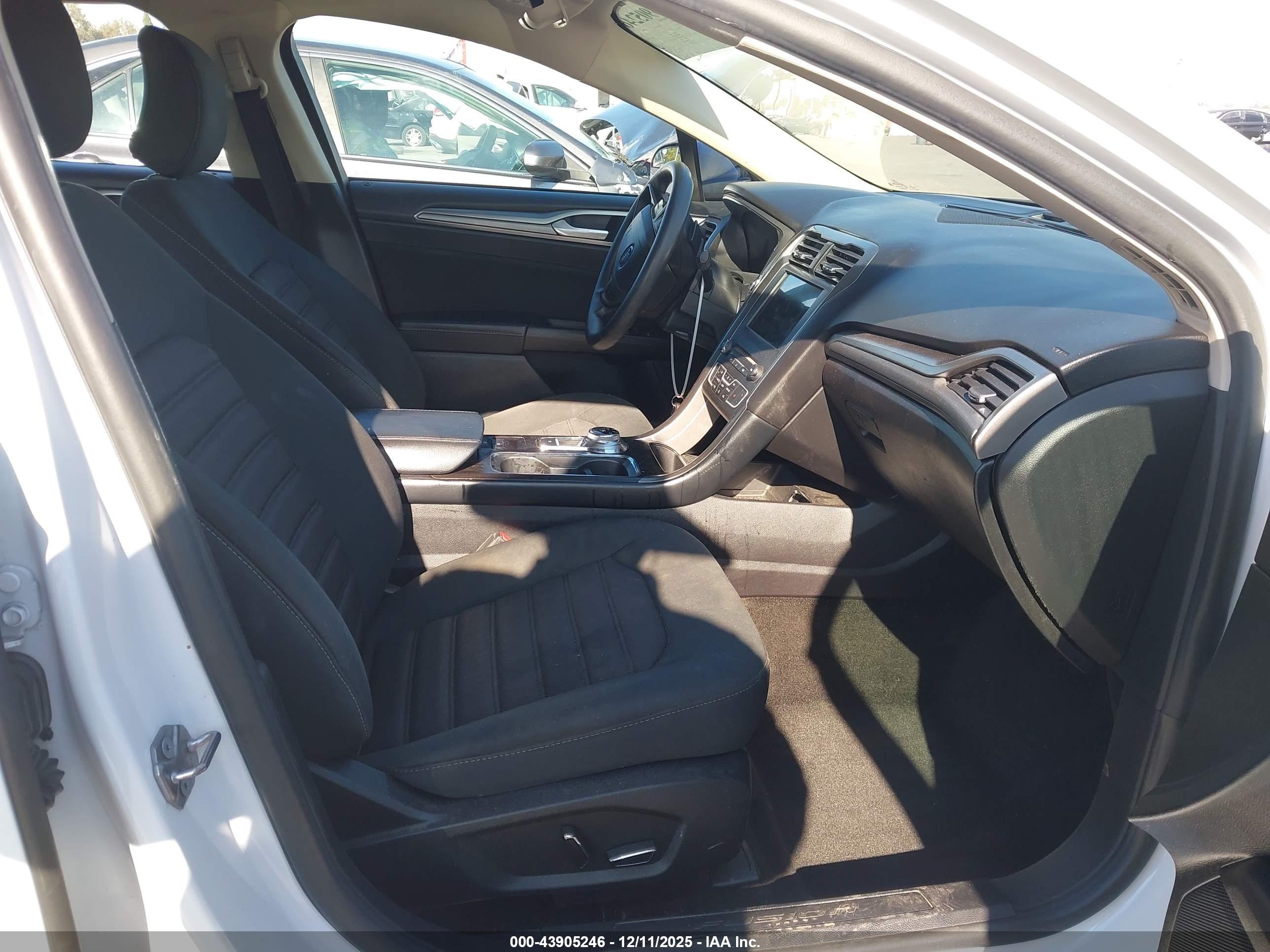 FORD FUSION image 5