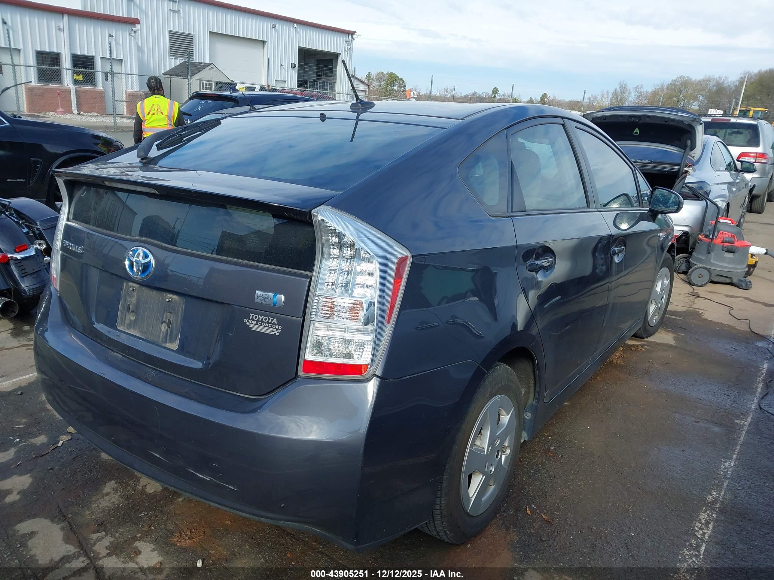 TOYOTA PRIUS image 4