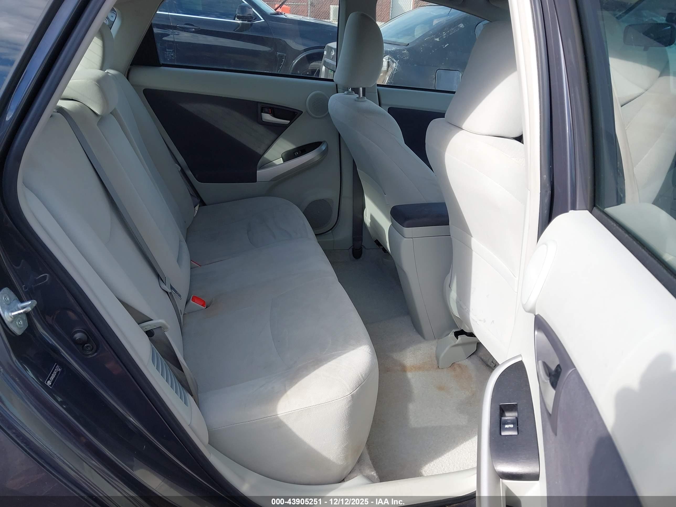 TOYOTA PRIUS image 8