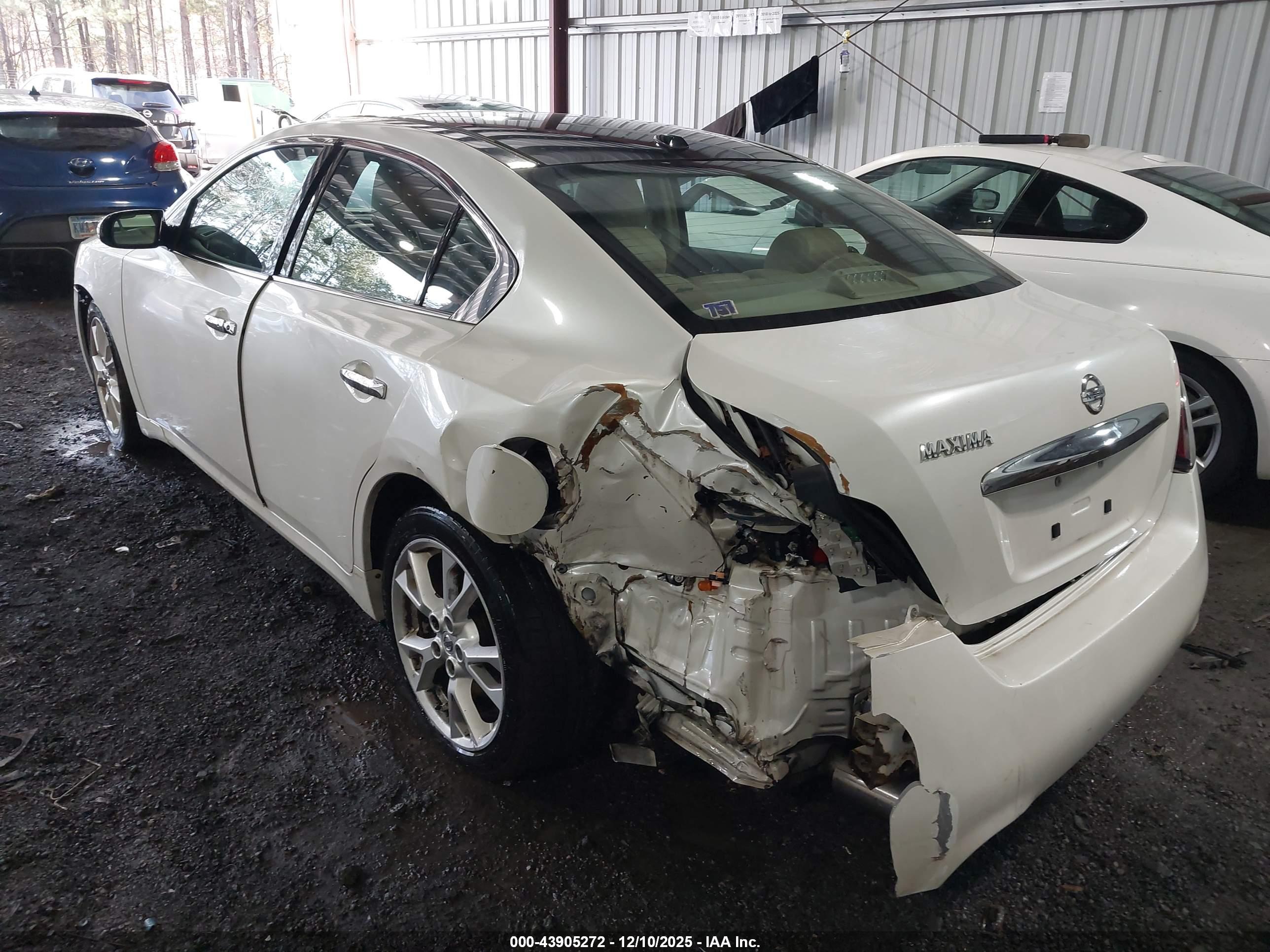 NISSAN MAXIMA image 3