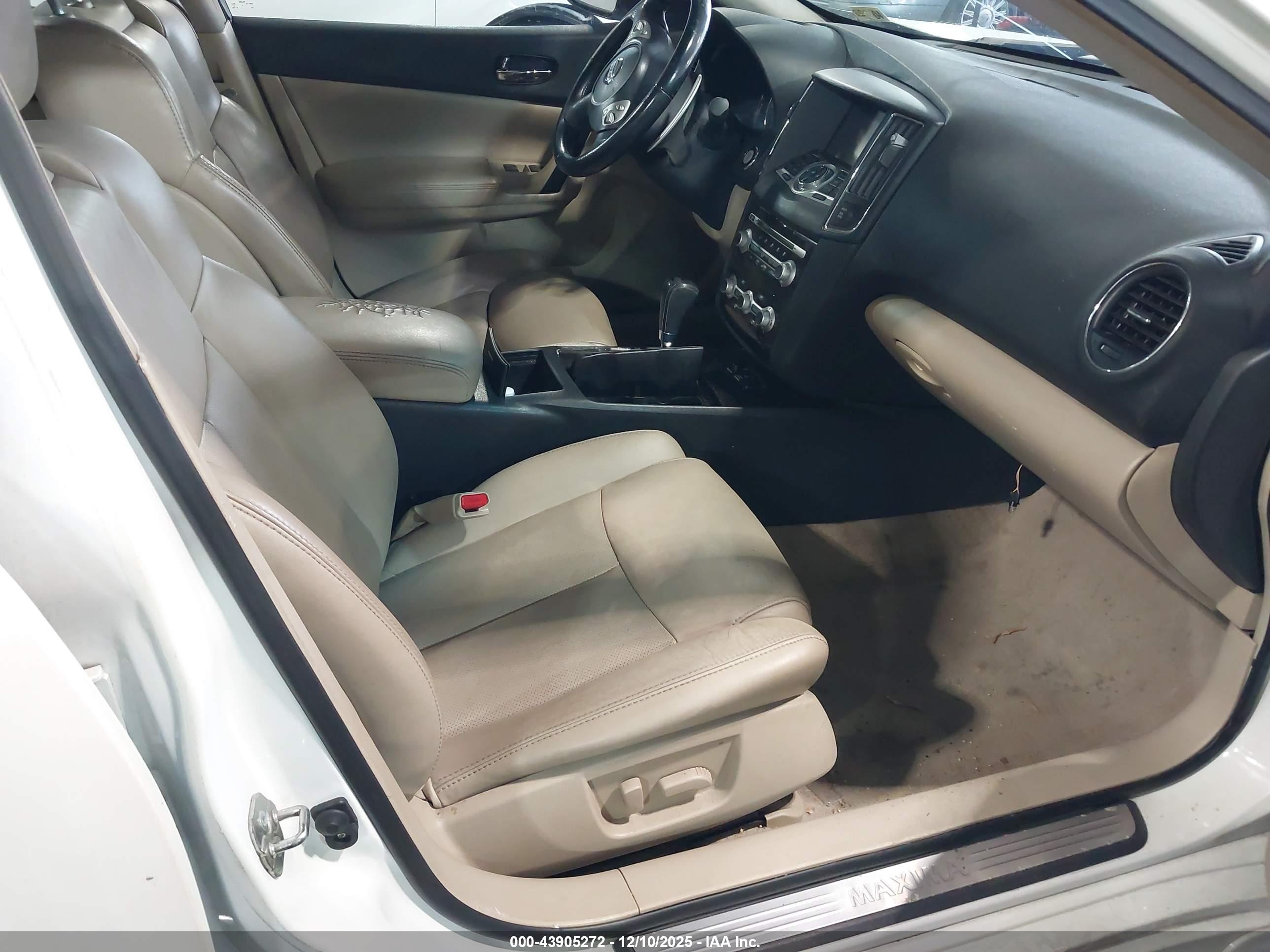 NISSAN MAXIMA image 5