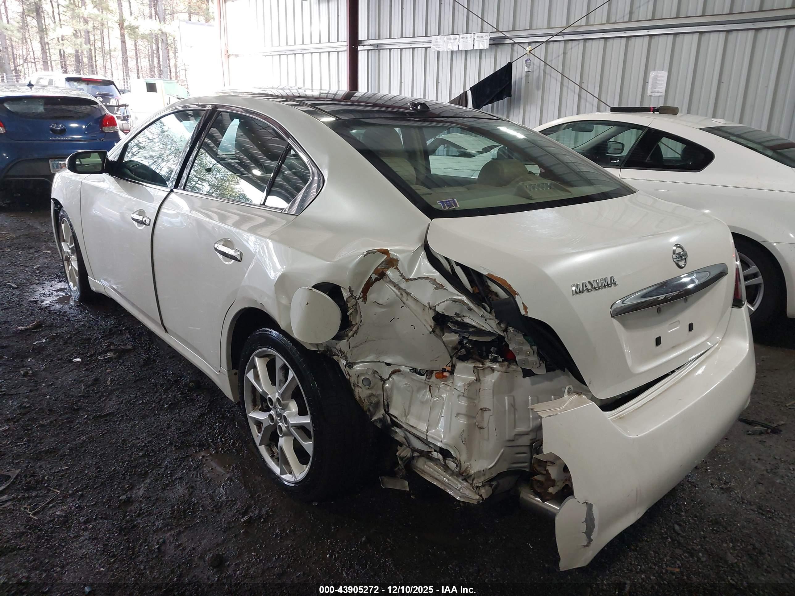 NISSAN MAXIMA image 6