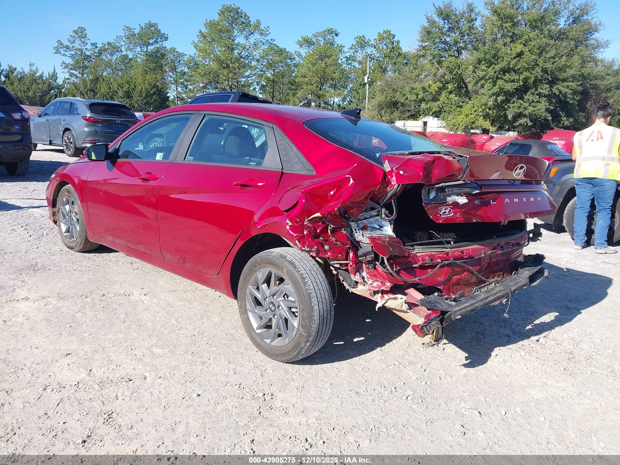 HYUNDAI ELANTRA image 3