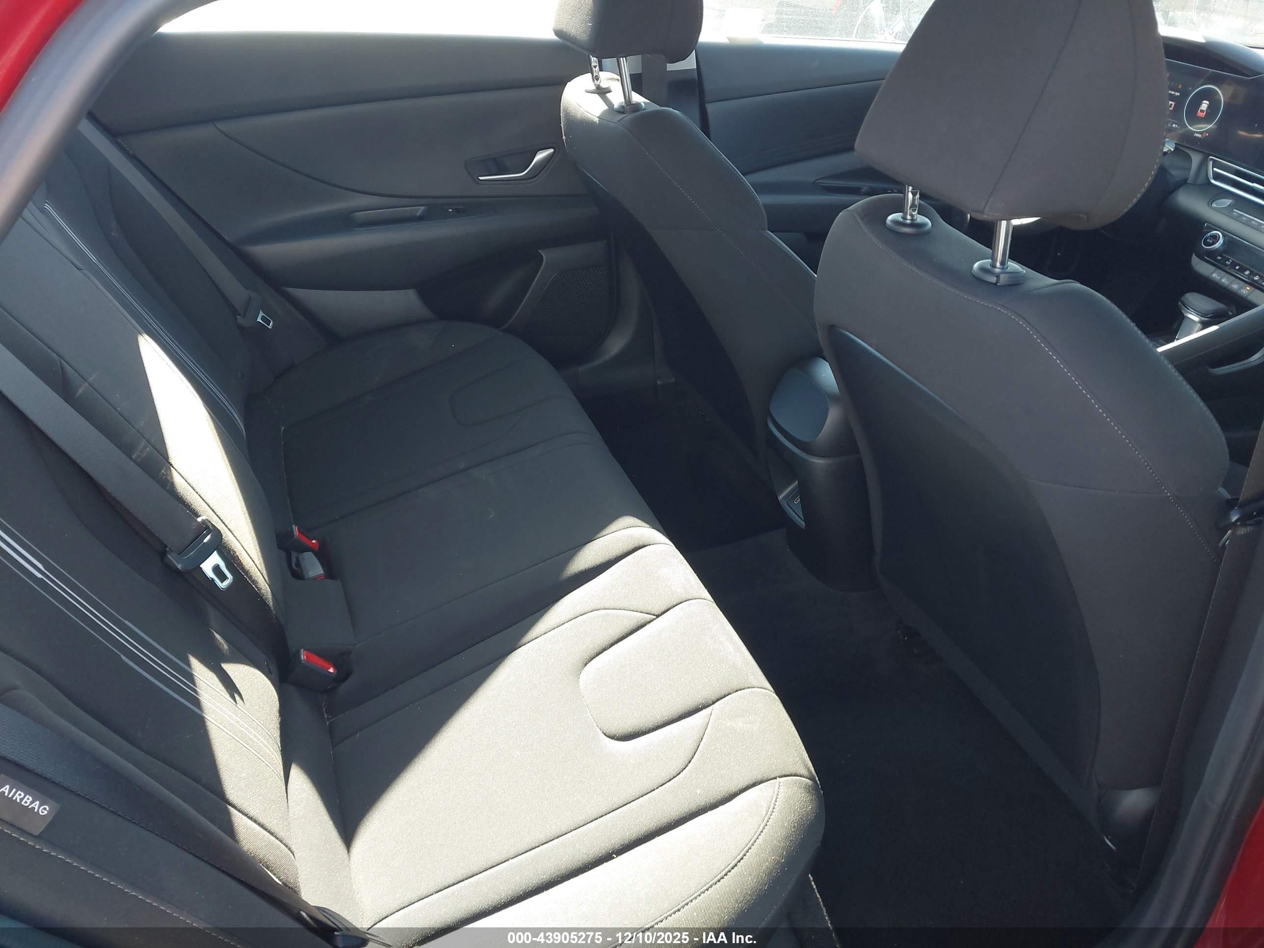 HYUNDAI ELANTRA image 8