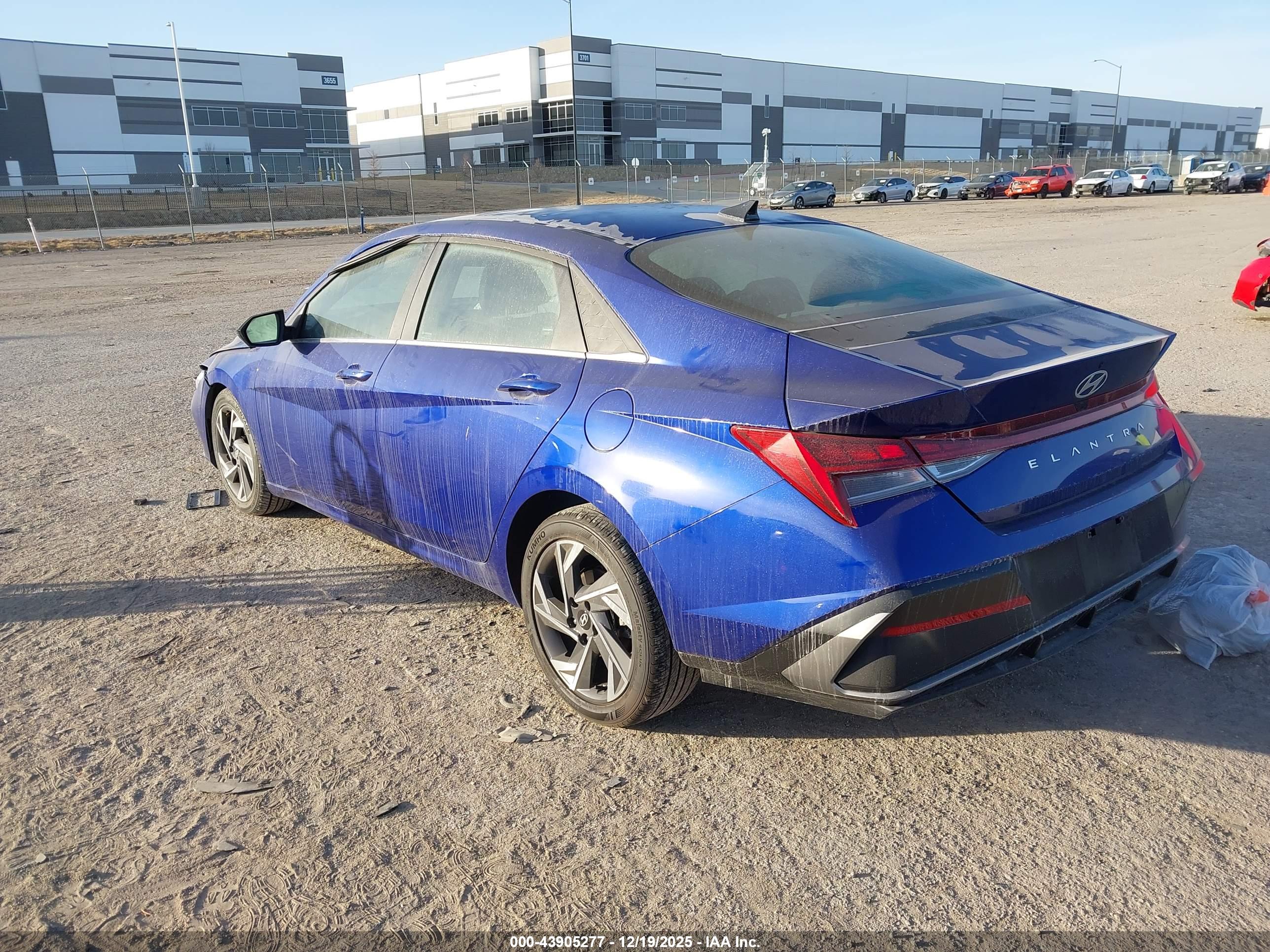 HYUNDAI ELANTRA image 3