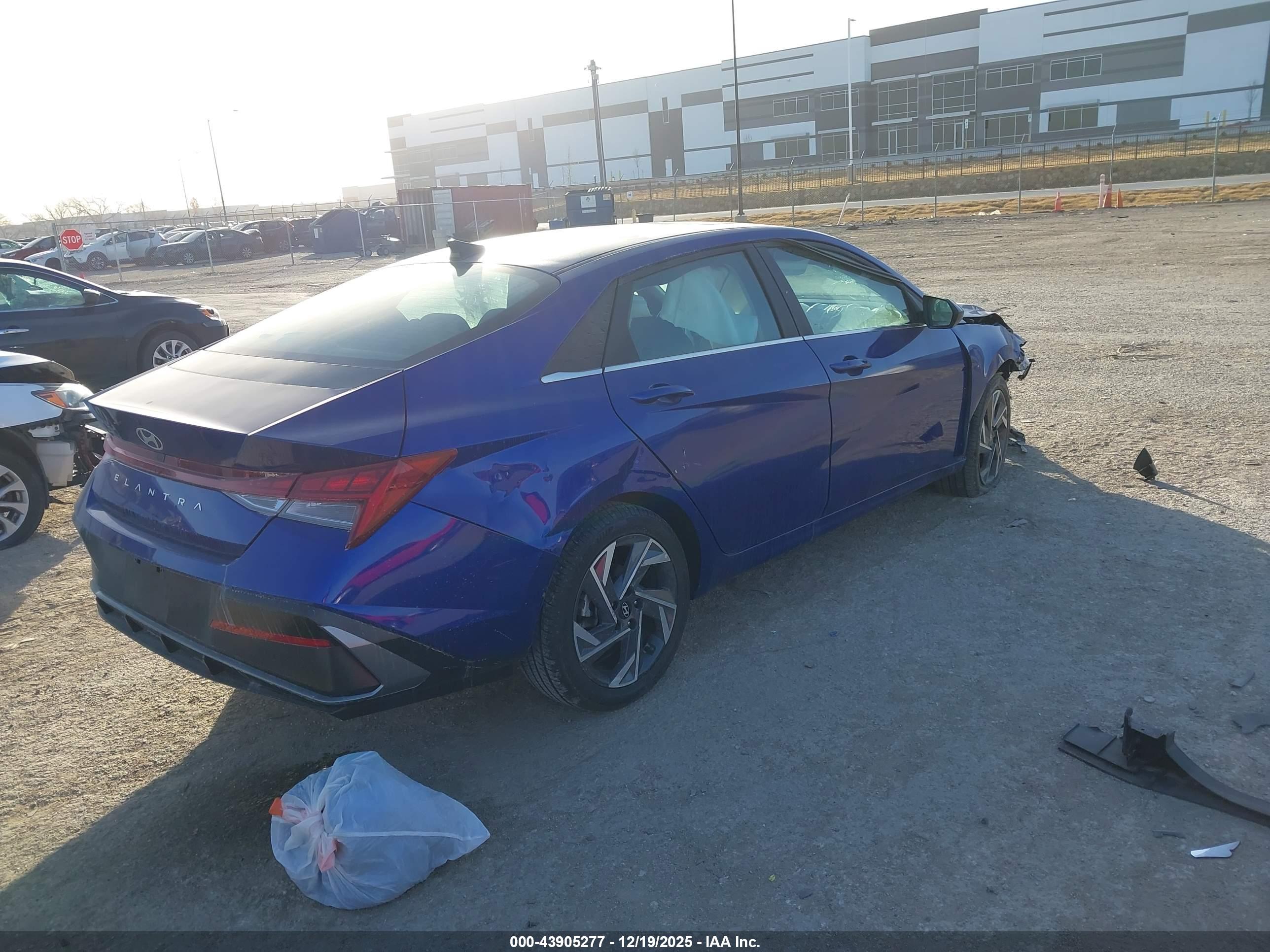 HYUNDAI ELANTRA image 4