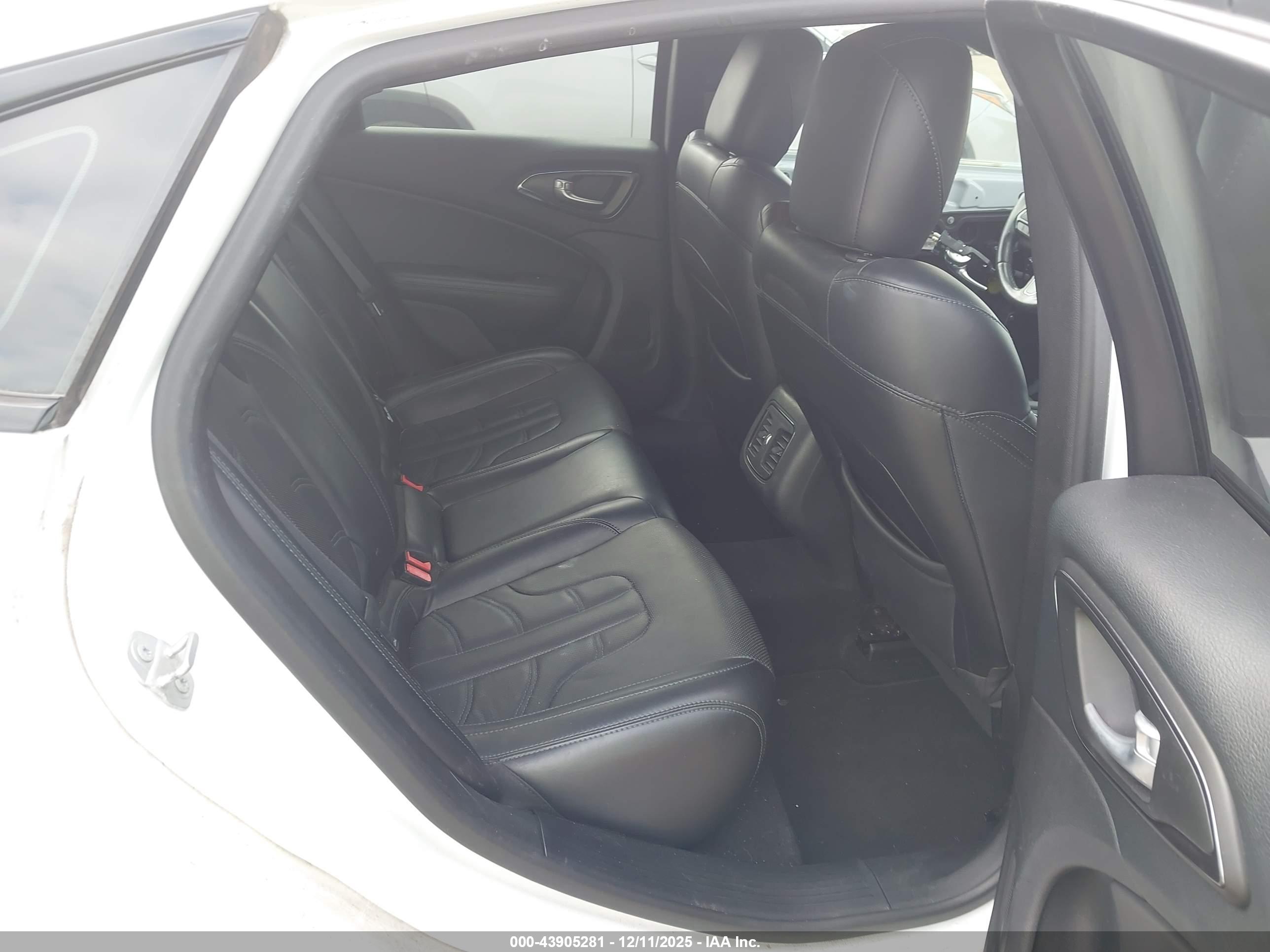 CHRYSLER 200 image 8