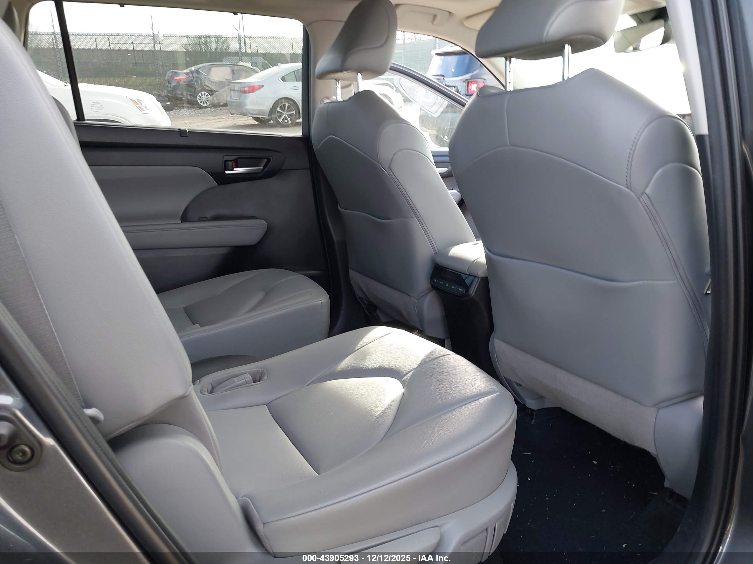 TOYOTA HIGHLANDER image 8