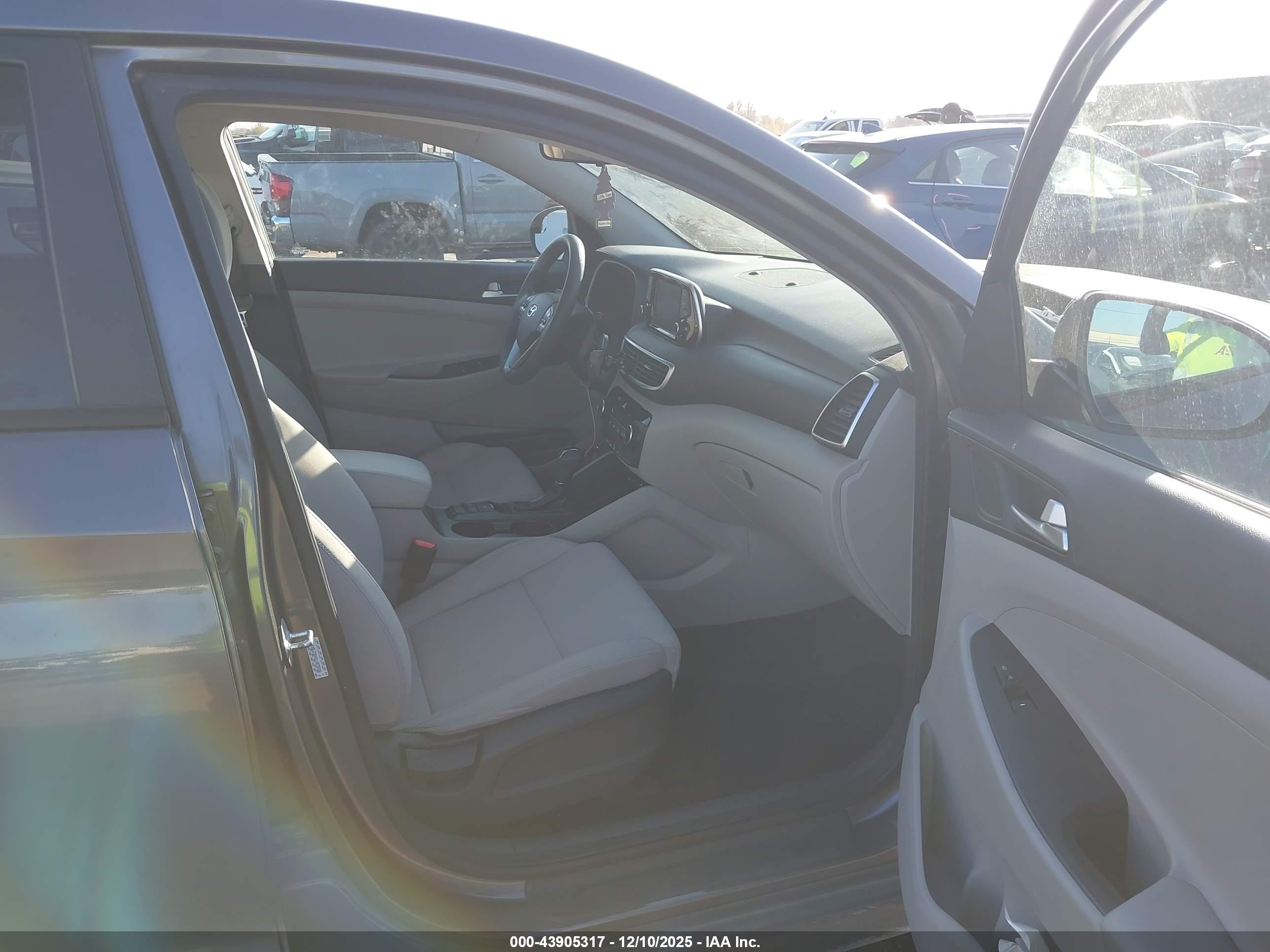 HYUNDAI TUCSON image 5