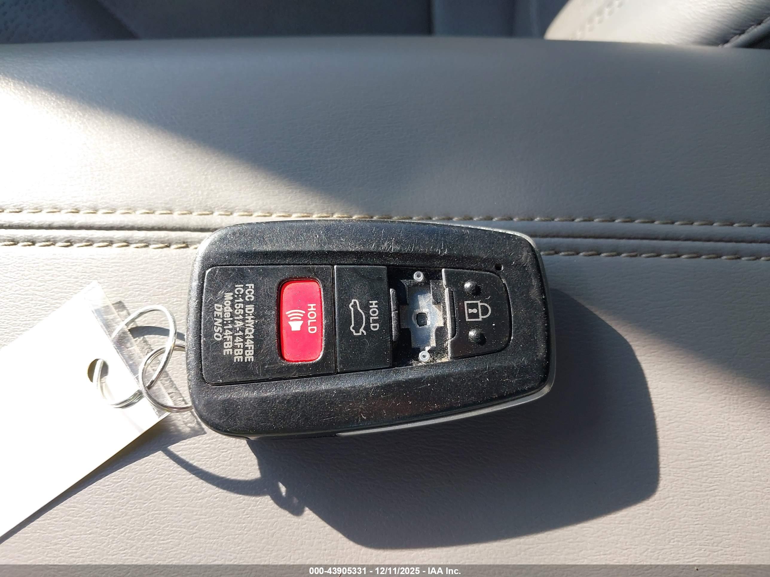 TOYOTA AVALON image 11