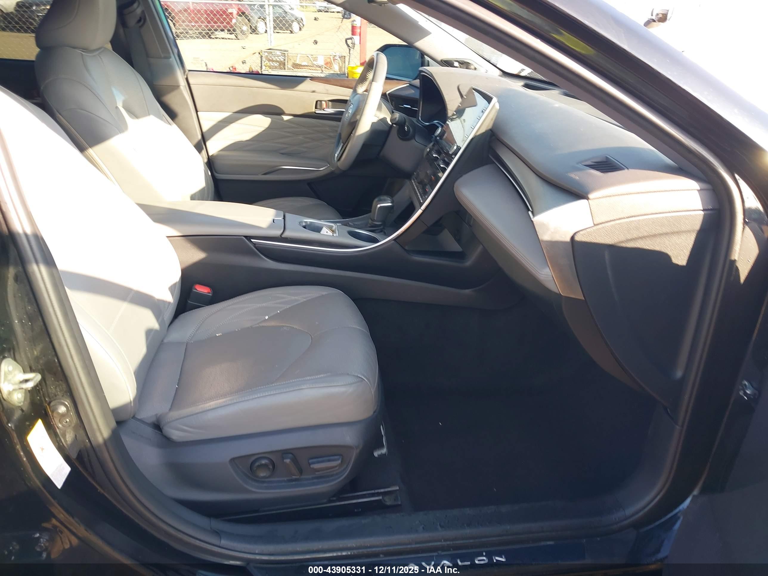 TOYOTA AVALON image 5