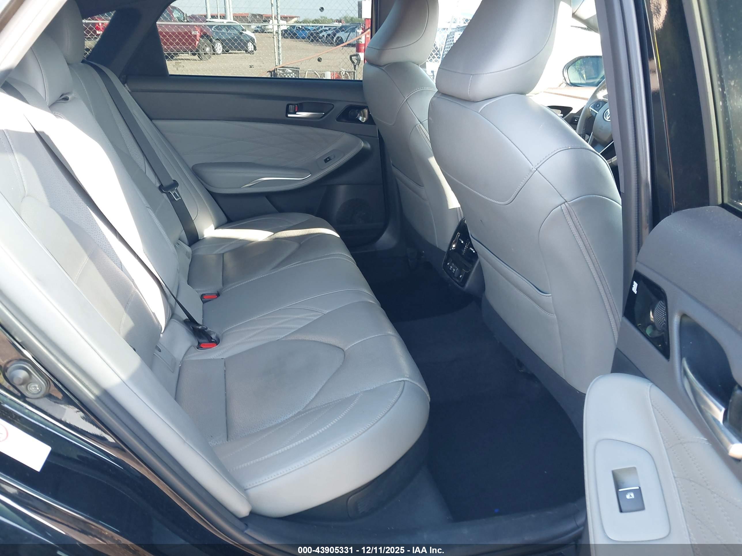 TOYOTA AVALON image 8