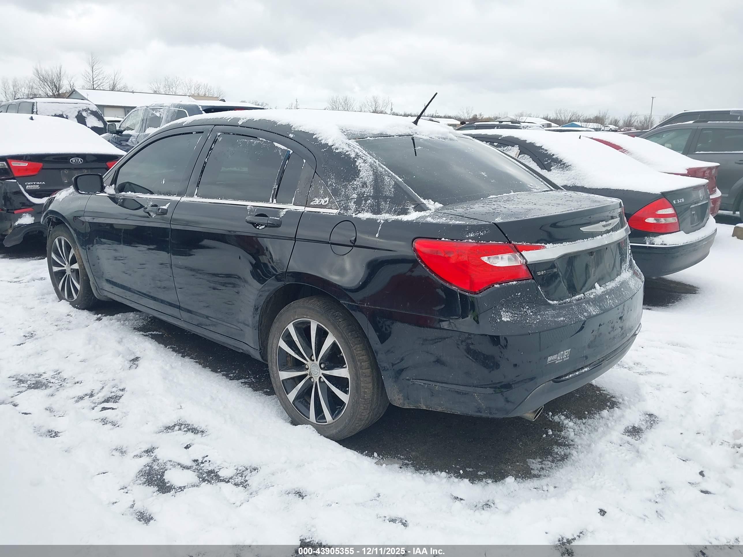 CHRYSLER 200 image 3