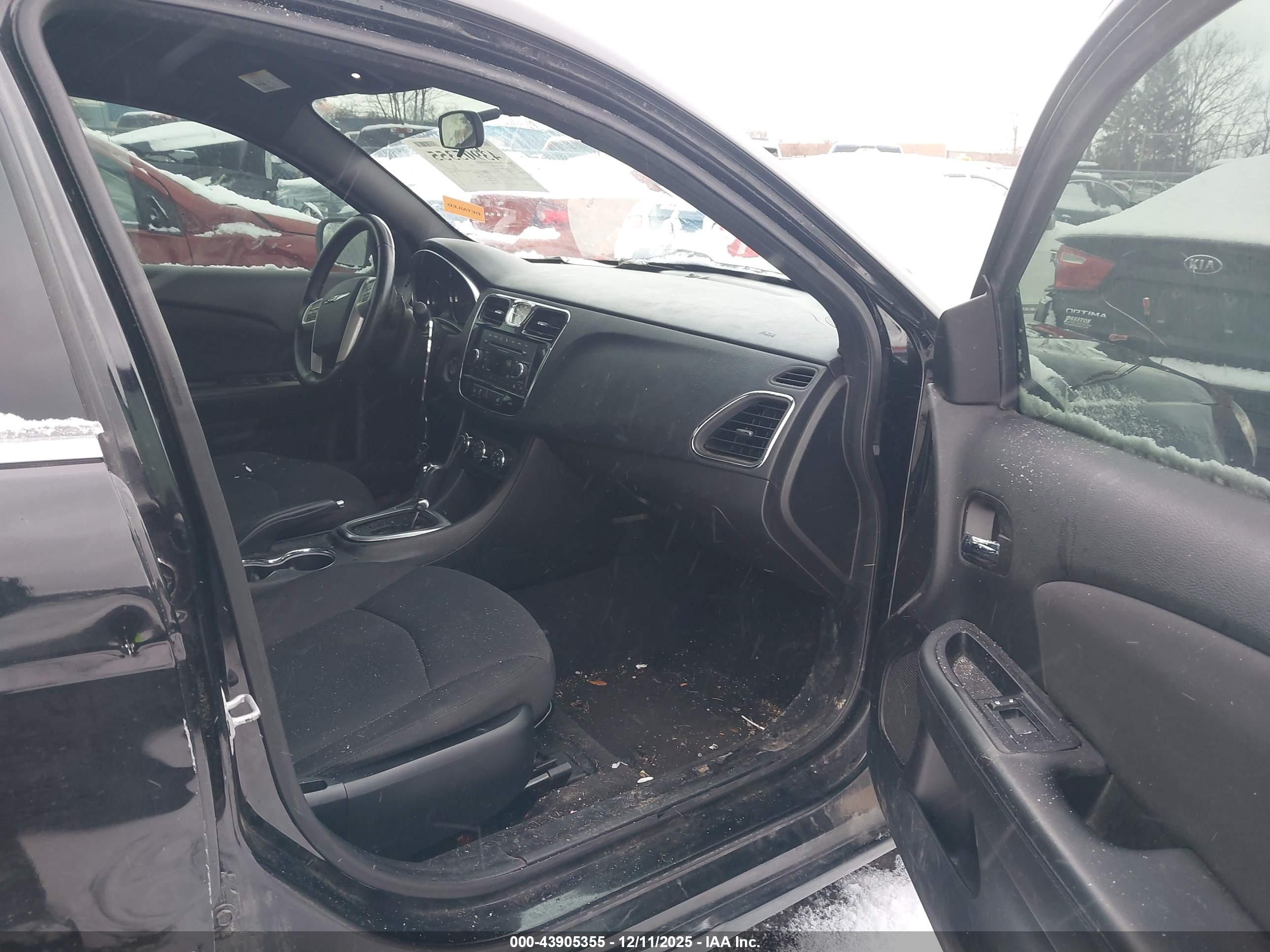 CHRYSLER 200 image 5