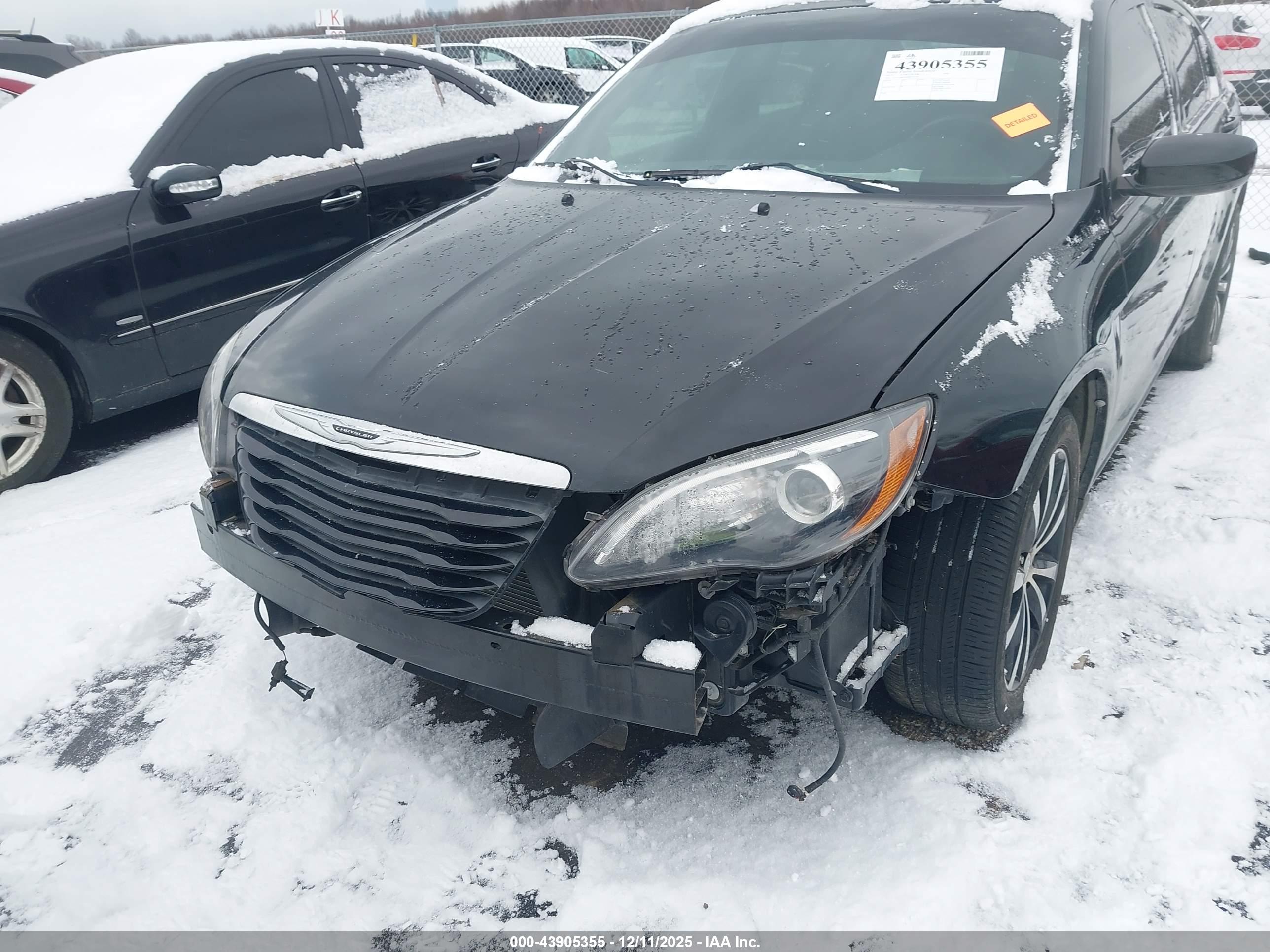 CHRYSLER 200 image 6