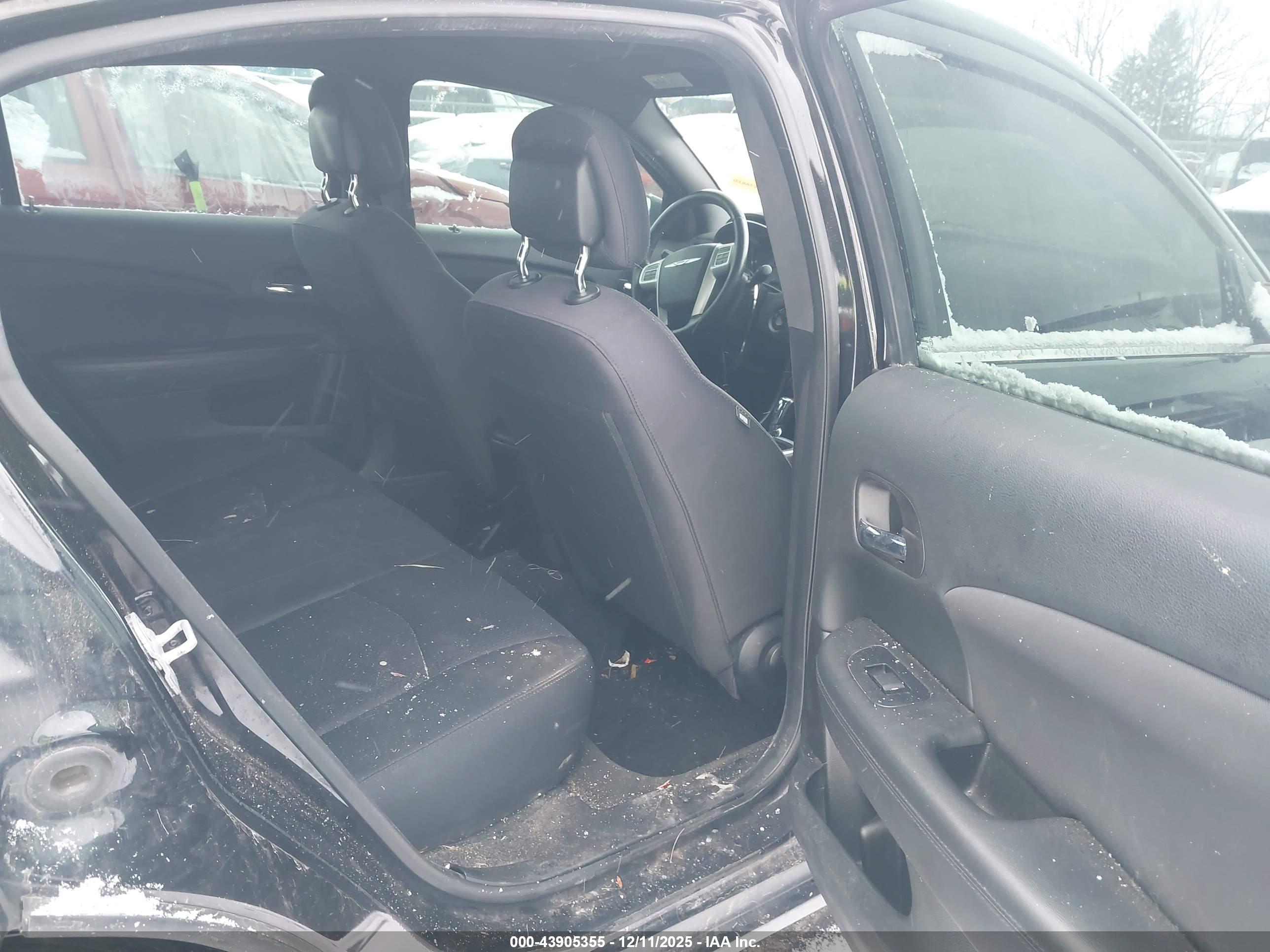 CHRYSLER 200 image 8